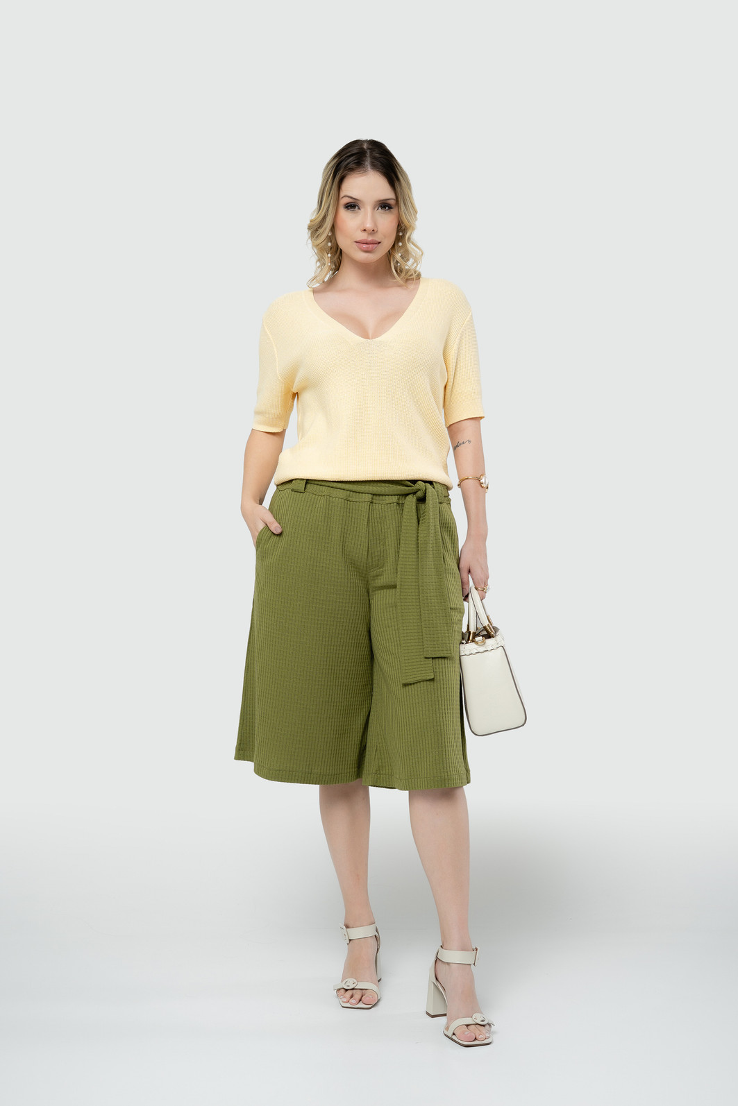 Bermuda com Bolso e Faixa na Cintura Bermuda com Bolso e Faixa na Cintura