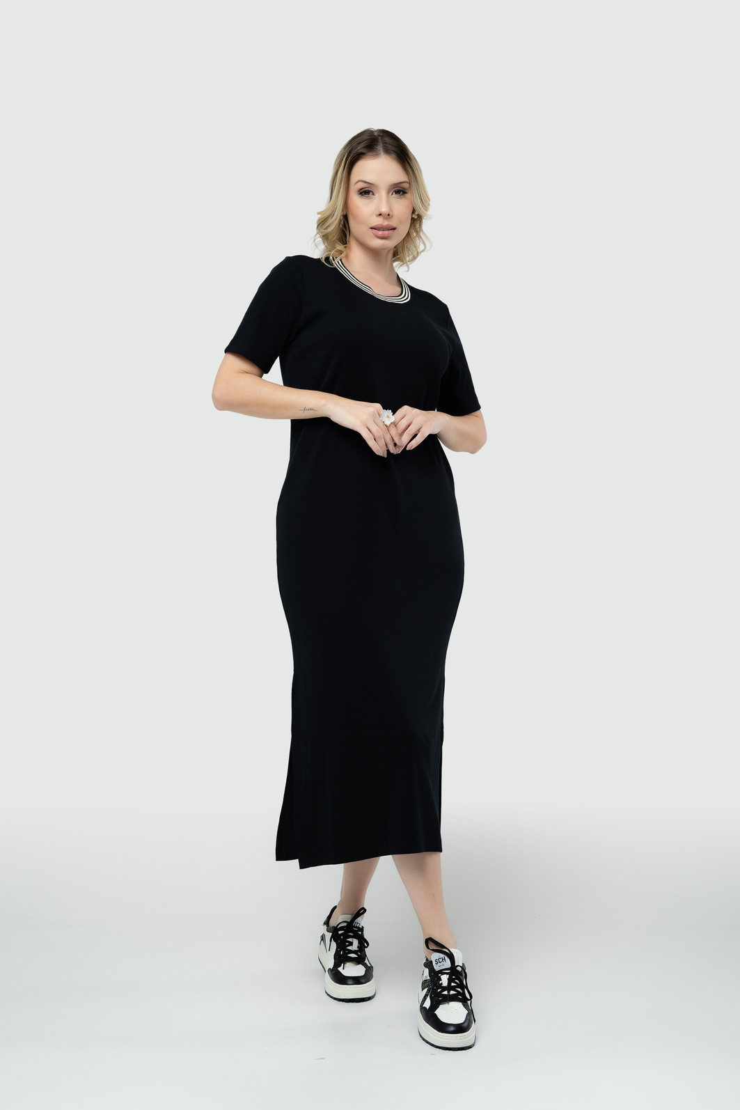 Vestido Midi com Manga e Gola Redonda - Preto Vestido Midi com Manga e Gola Redonda - Preto