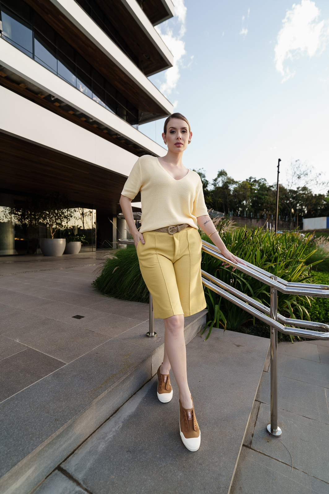 Bermuda com Bolso Faca e Friso - Amarelo Ocre Bermuda com Bolso Faca e Friso - Amarelo Ocre