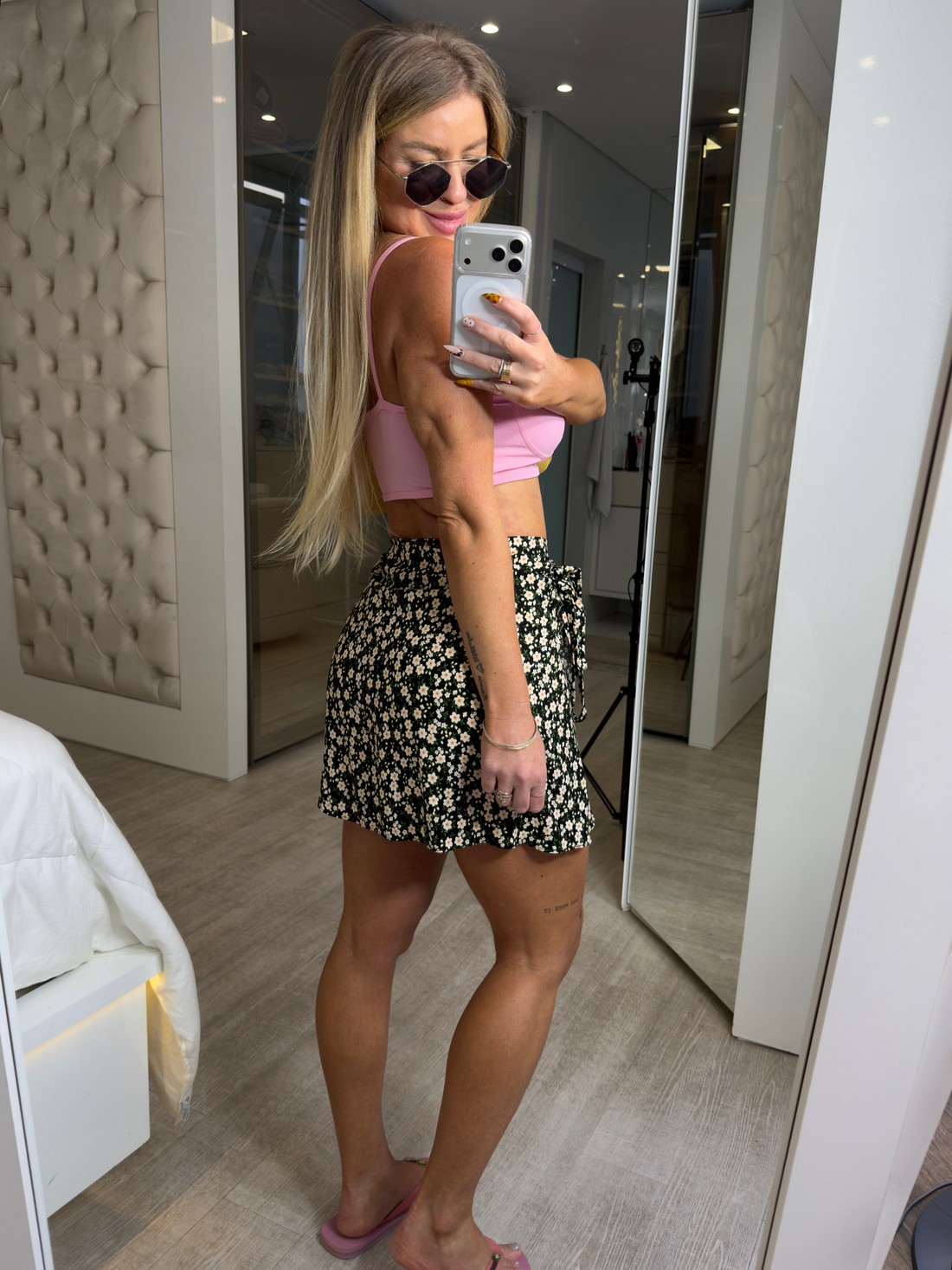 Saia transpassada preta estampada com flores Isis Saia transpassada preta estampada com flores Isis