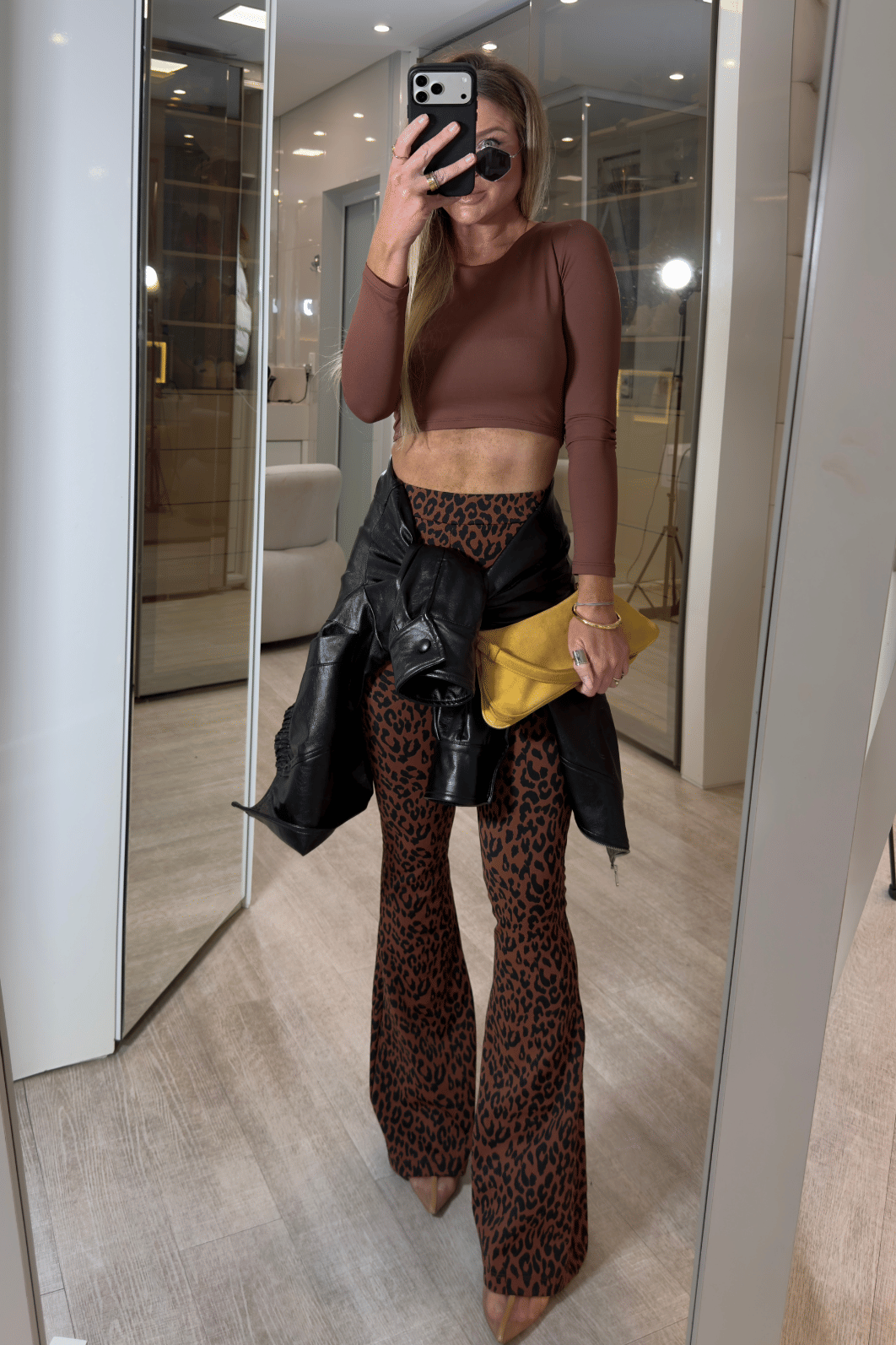 Calça flare estampa de onça Cassiana Calça flare estampa de onça Cassiana