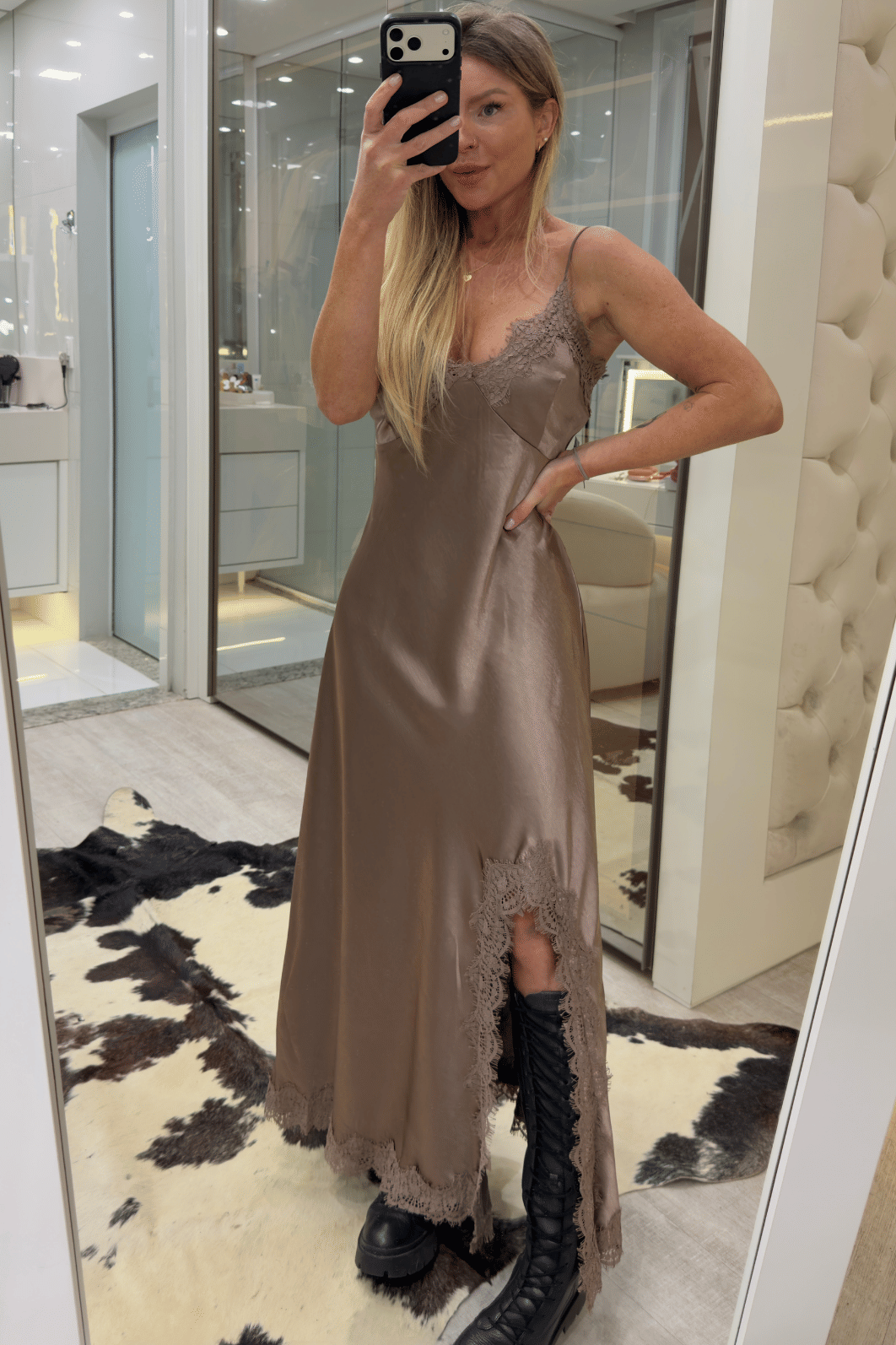 Vestido longo em Cetim com detalhes em renda Vestido longo em Cetim com detalhes em renda