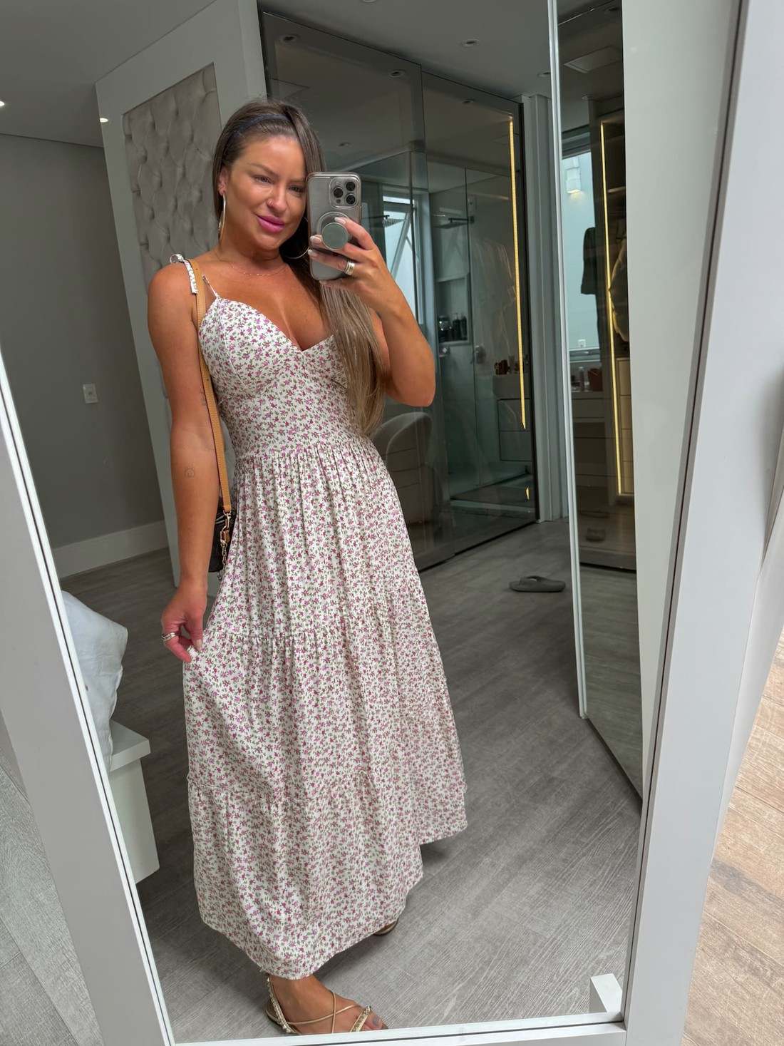 Vestido midi de alcinhas bege com flores roxas Eliza