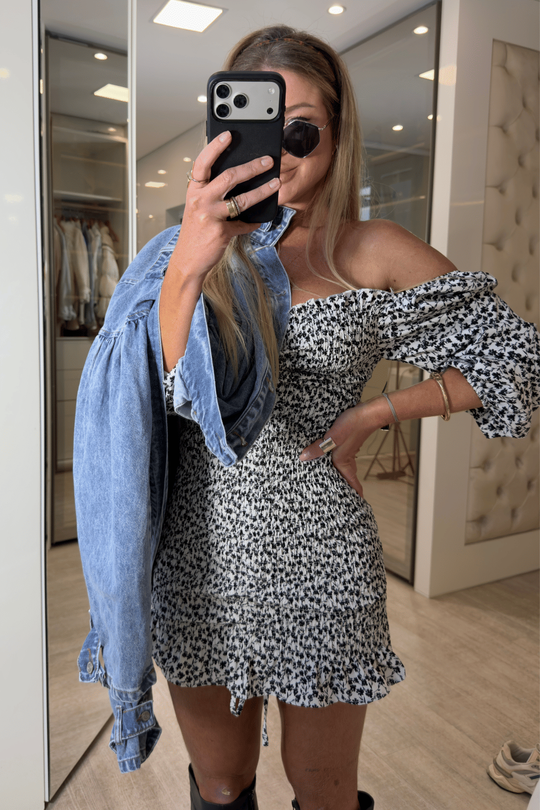Vestido cereja manga longa branco com flores preta
