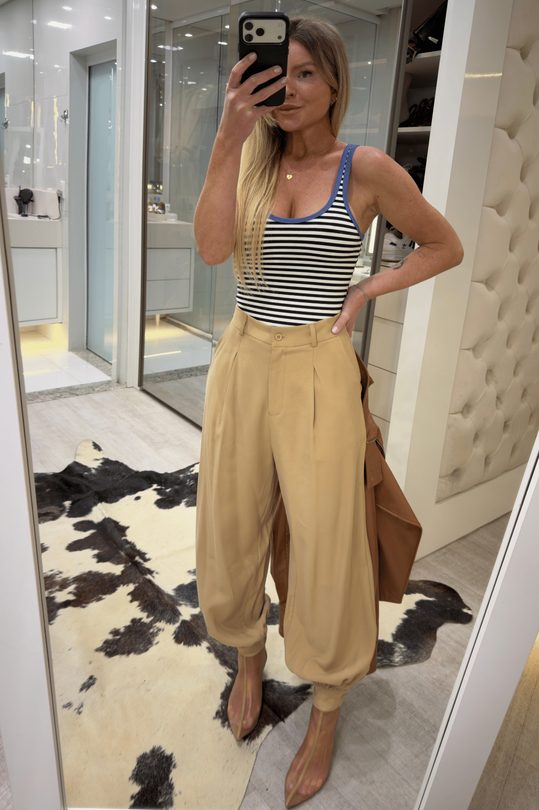Calça Aladim com pregas Tabata Calça Aladim com pregas Tabata