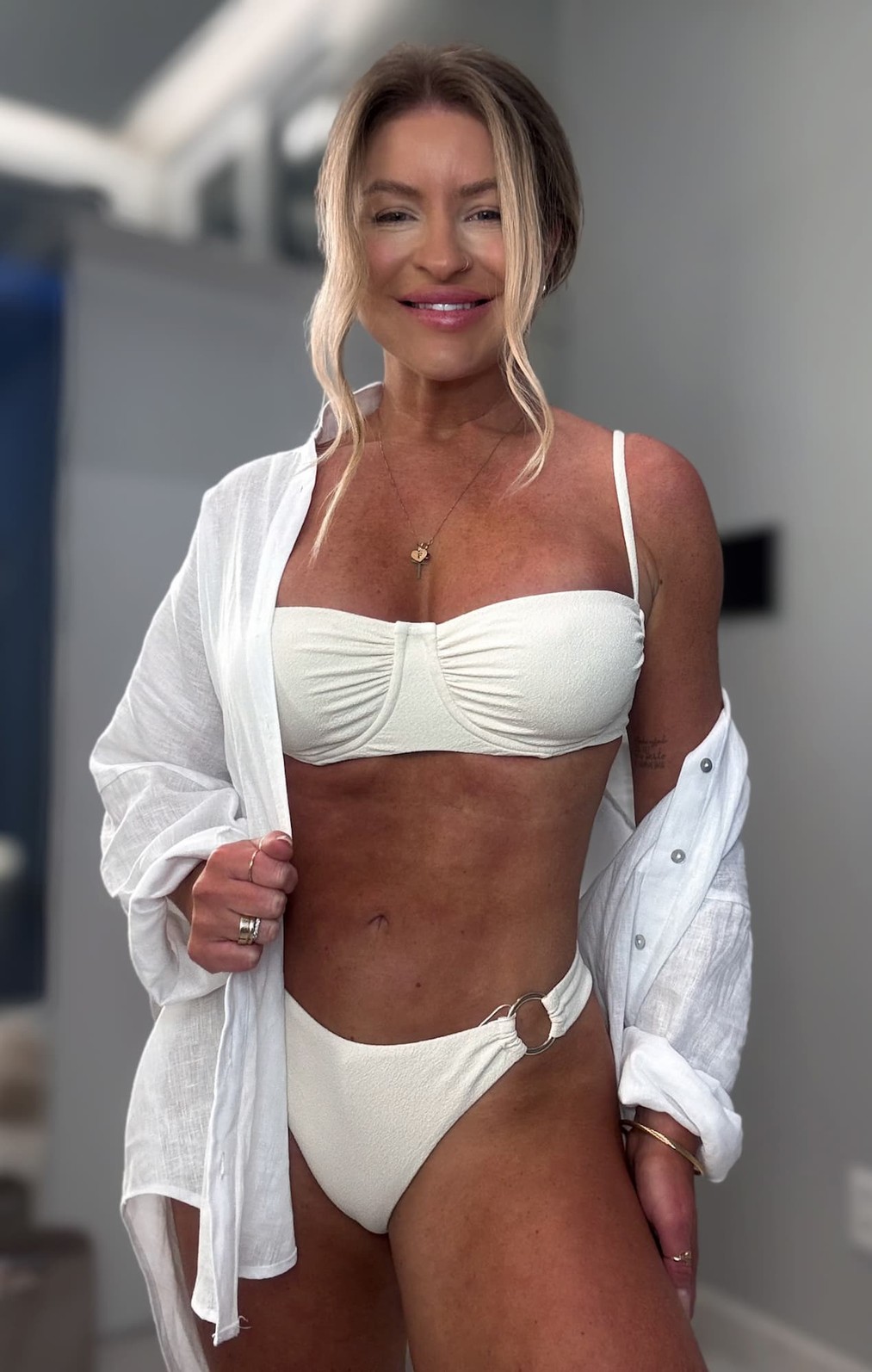 Conjunto biquíni com recortes no busto