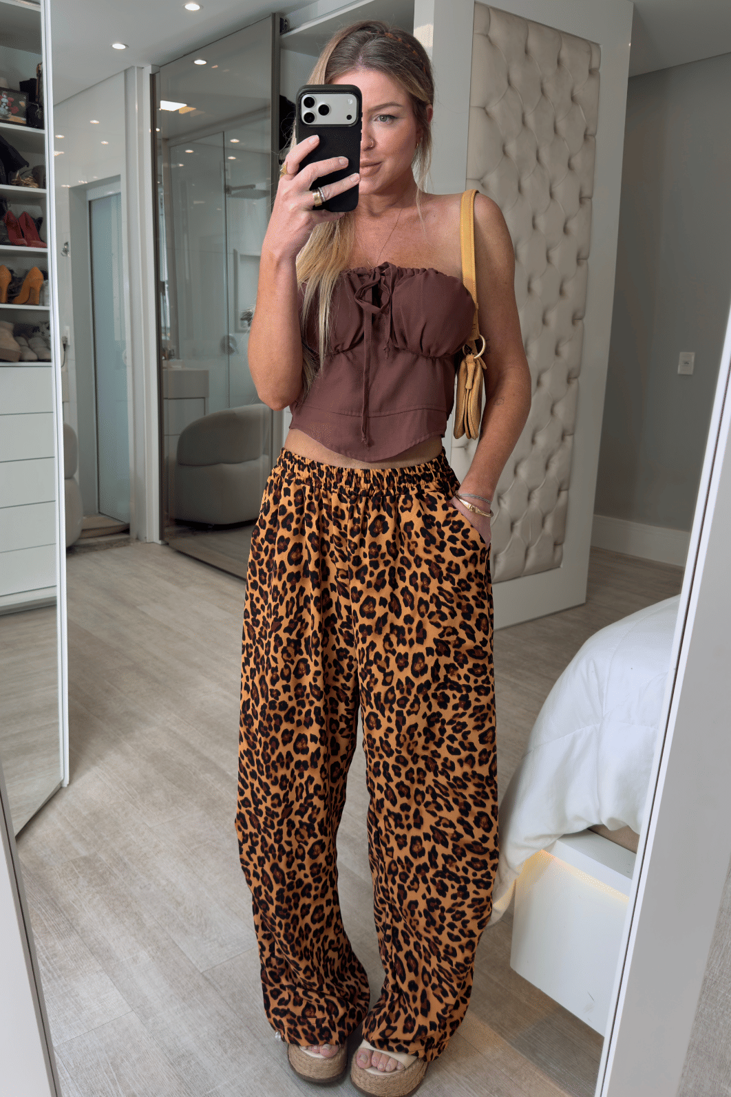 Calça pantalona estampa de onça Bela Calça pantalona estampa de onça Bela
