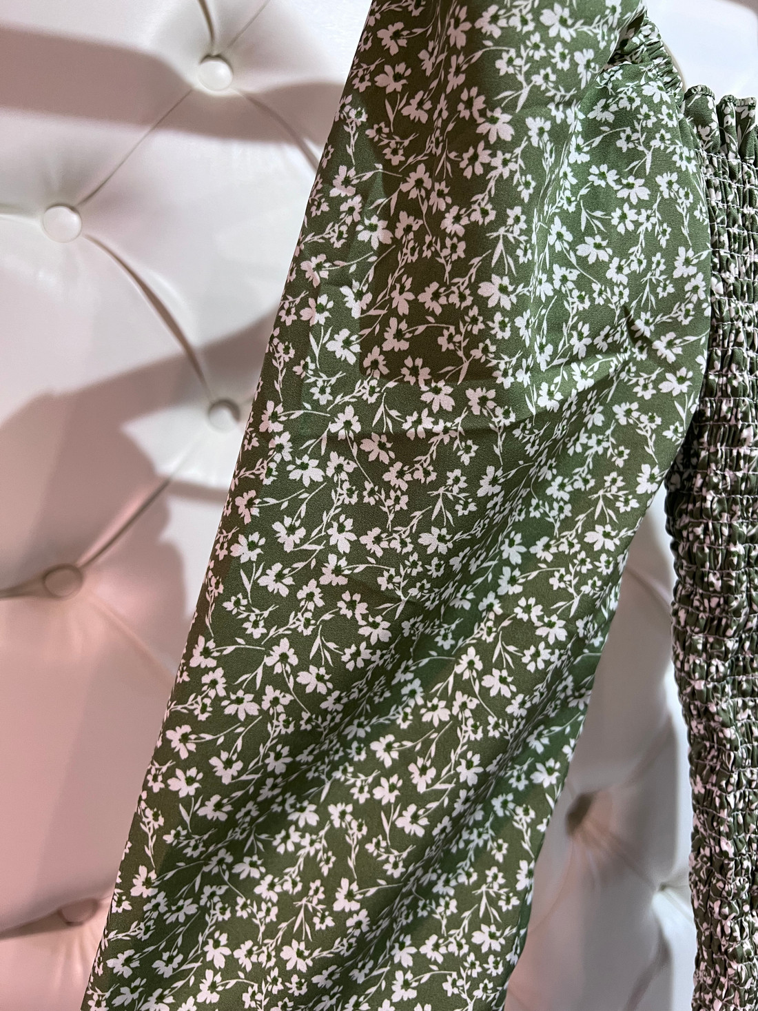 Vestido cereja manga longa verde com flores brancas