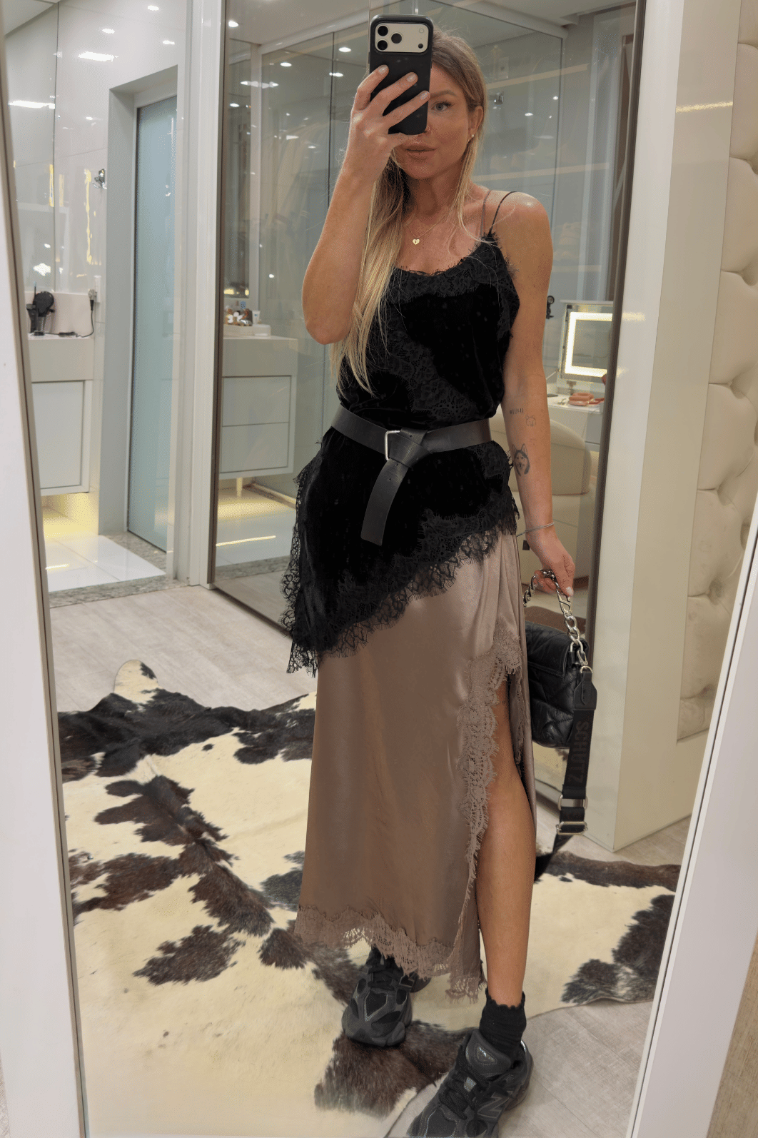 Blusa assimétrica em veludo com renda Mia Blusa assimétrica em veludo com renda Mia