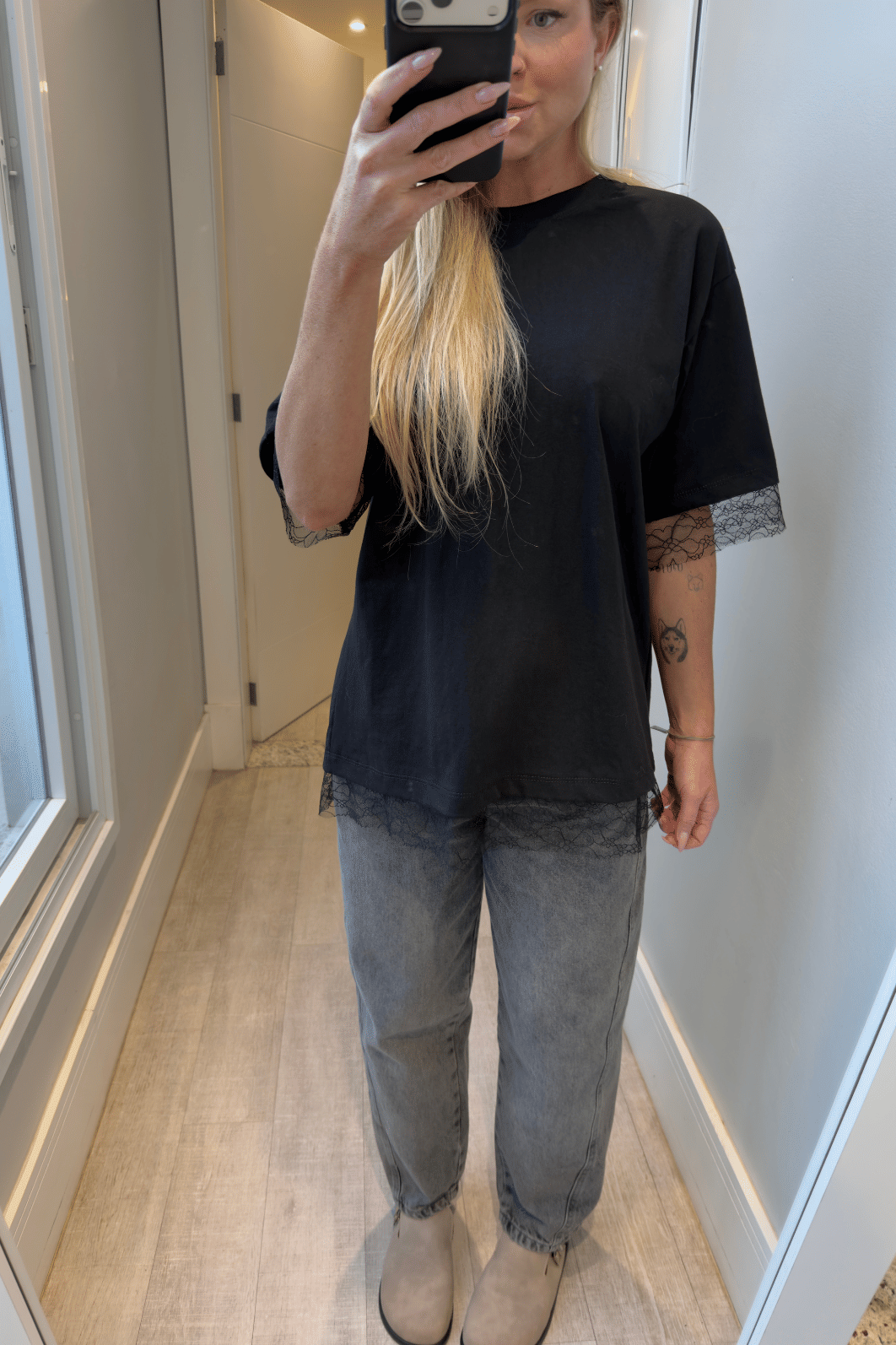 Camiseta com detalhes em renda Luci Camiseta com detalhes em renda Luci