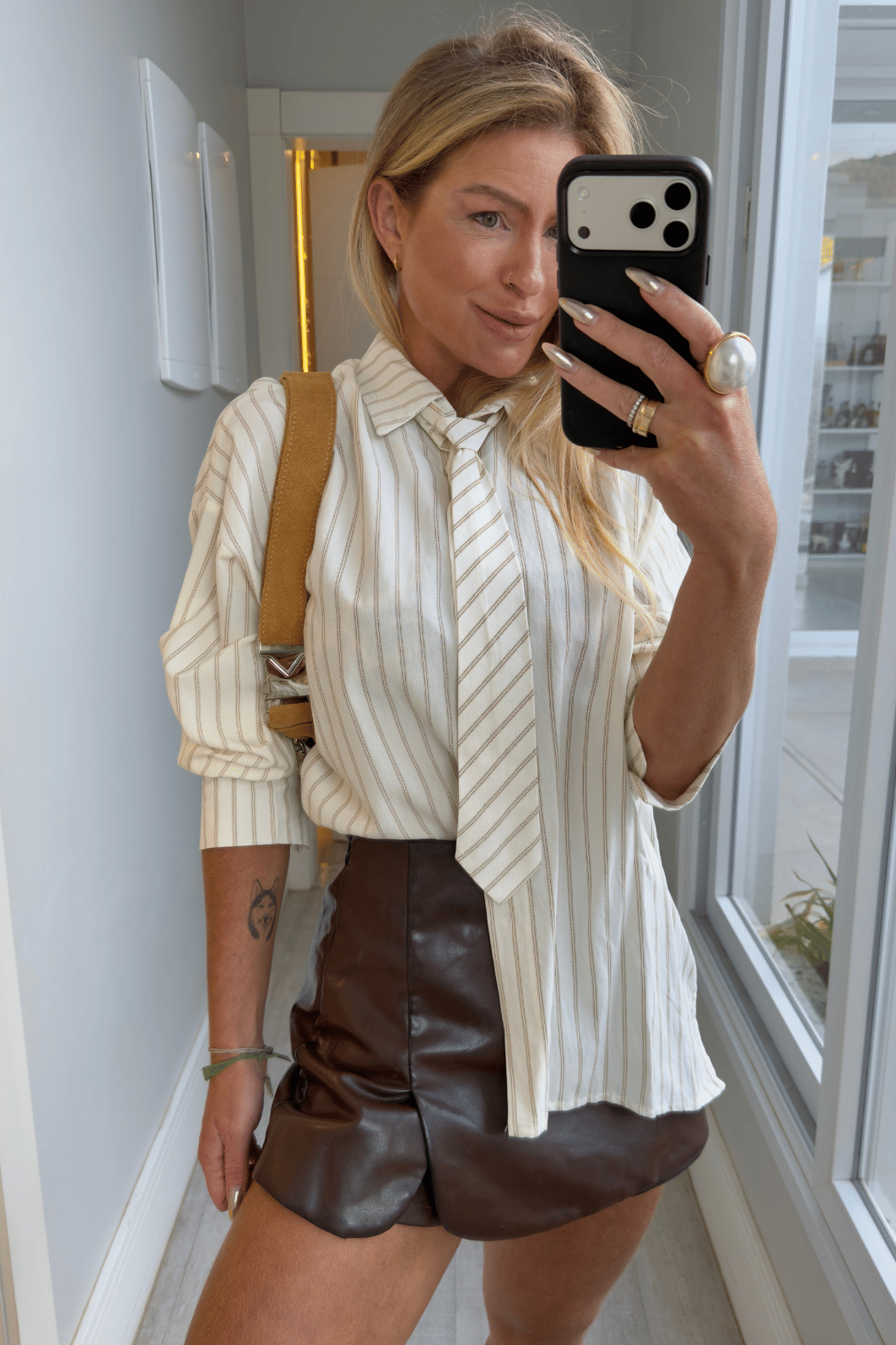 Camisa off risca de giz com Gravata Larissa Camisa off risca de giz com Gravata Larissa