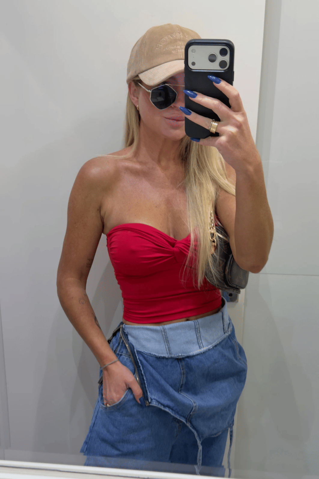 cropped tomara que caia com detalhe no busto vermelho Greice