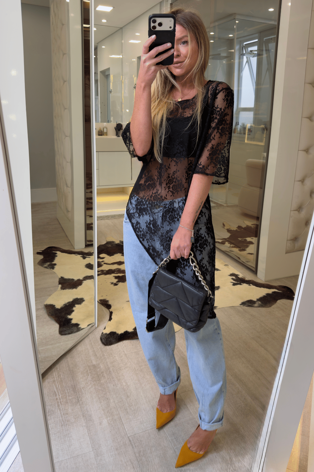 Blusa assimétrica em renda Mirela Blusa assimétrica em renda Mirela