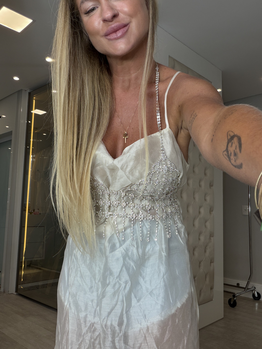 Top frente única com aplicações em strass Top frente única com aplicações em strass