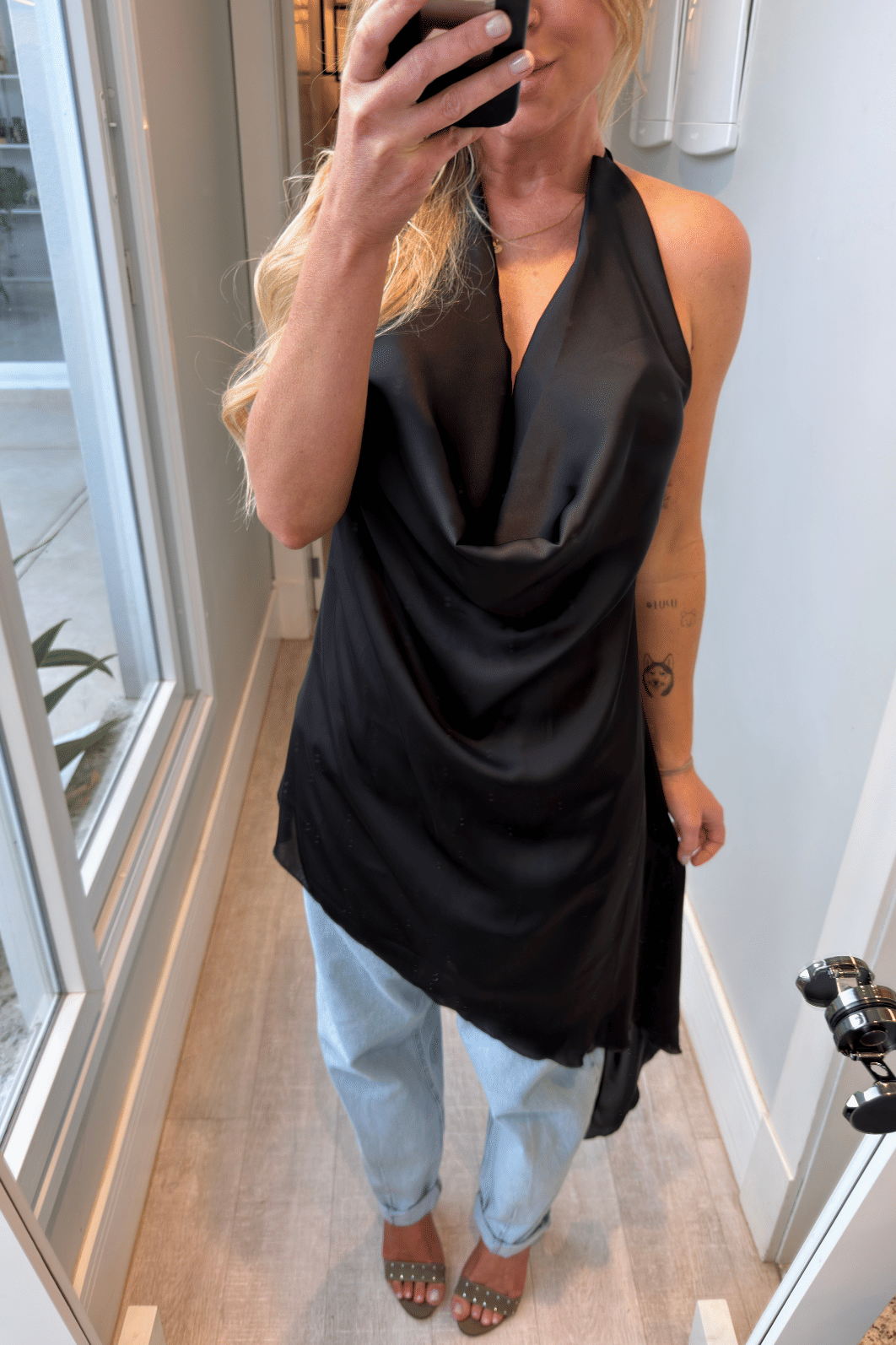 Blusa assimétrica frente única acetinada em amarração Luar Blusa assimétrica frente única acetinada em amarração Luar