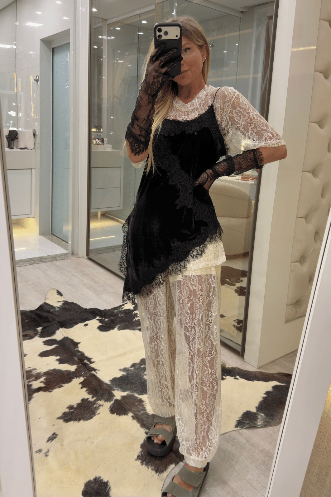 Blusa assimétrica em veludo com renda Mia Blusa assimétrica em veludo com renda Mia