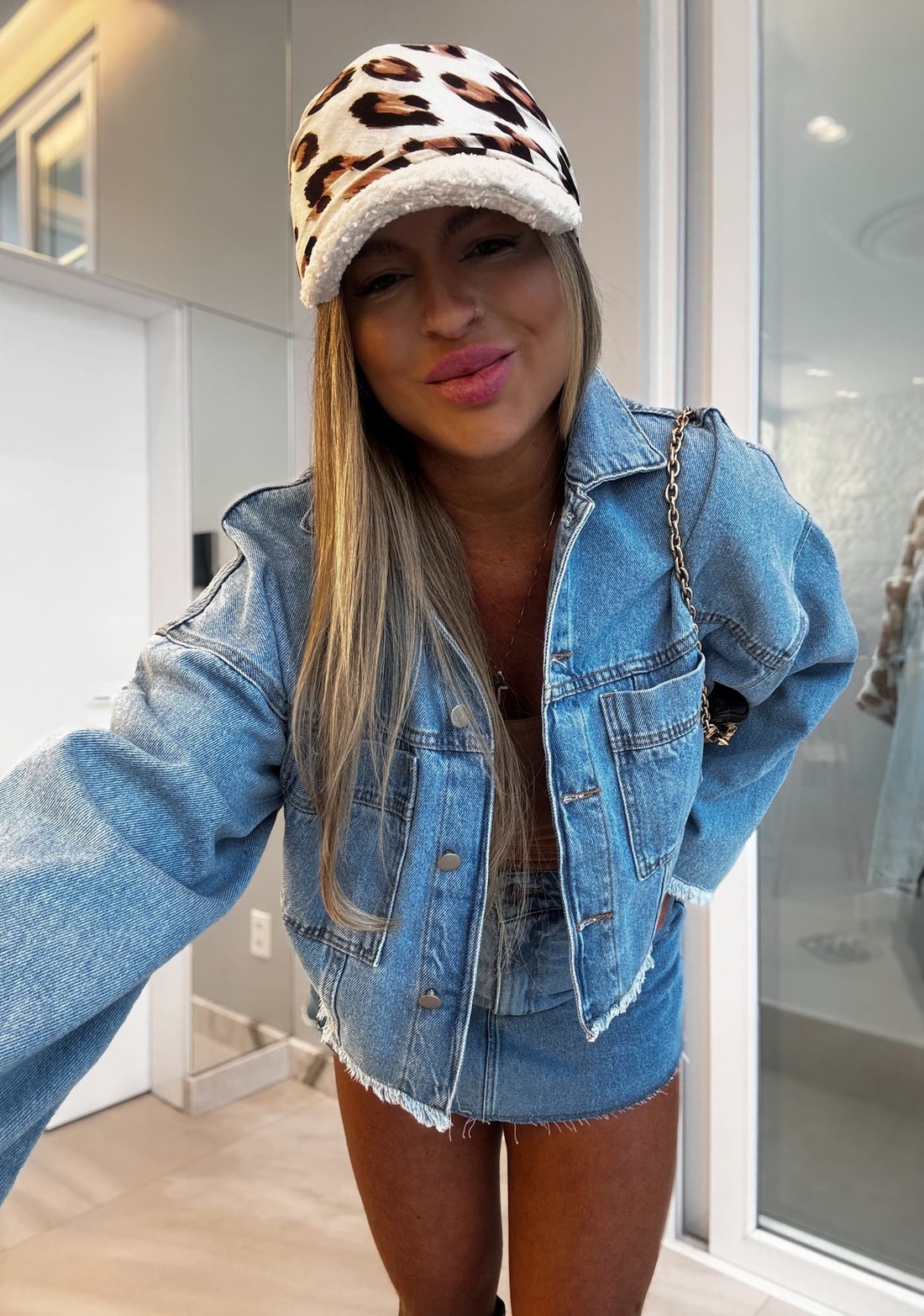 Jaqueta jeans oversize barra desfiada Jaqueta jeans oversize barra desfiada