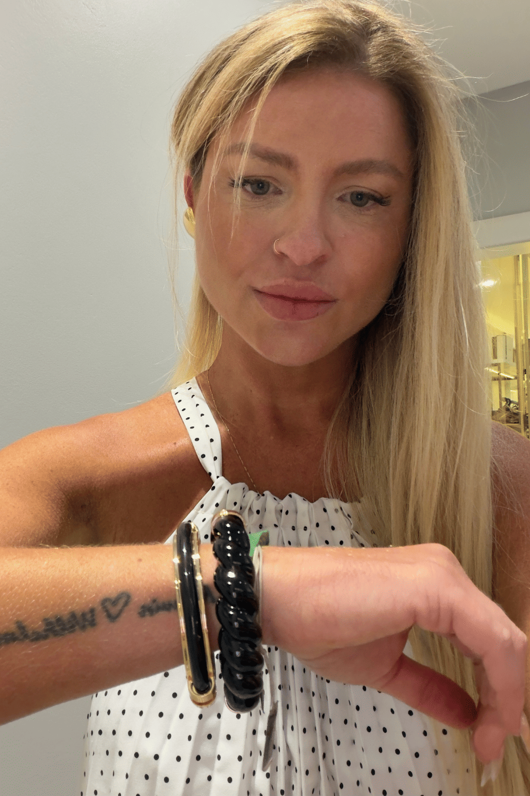 Bracelete em acrílico retorcido preto e metal dourado Morgana