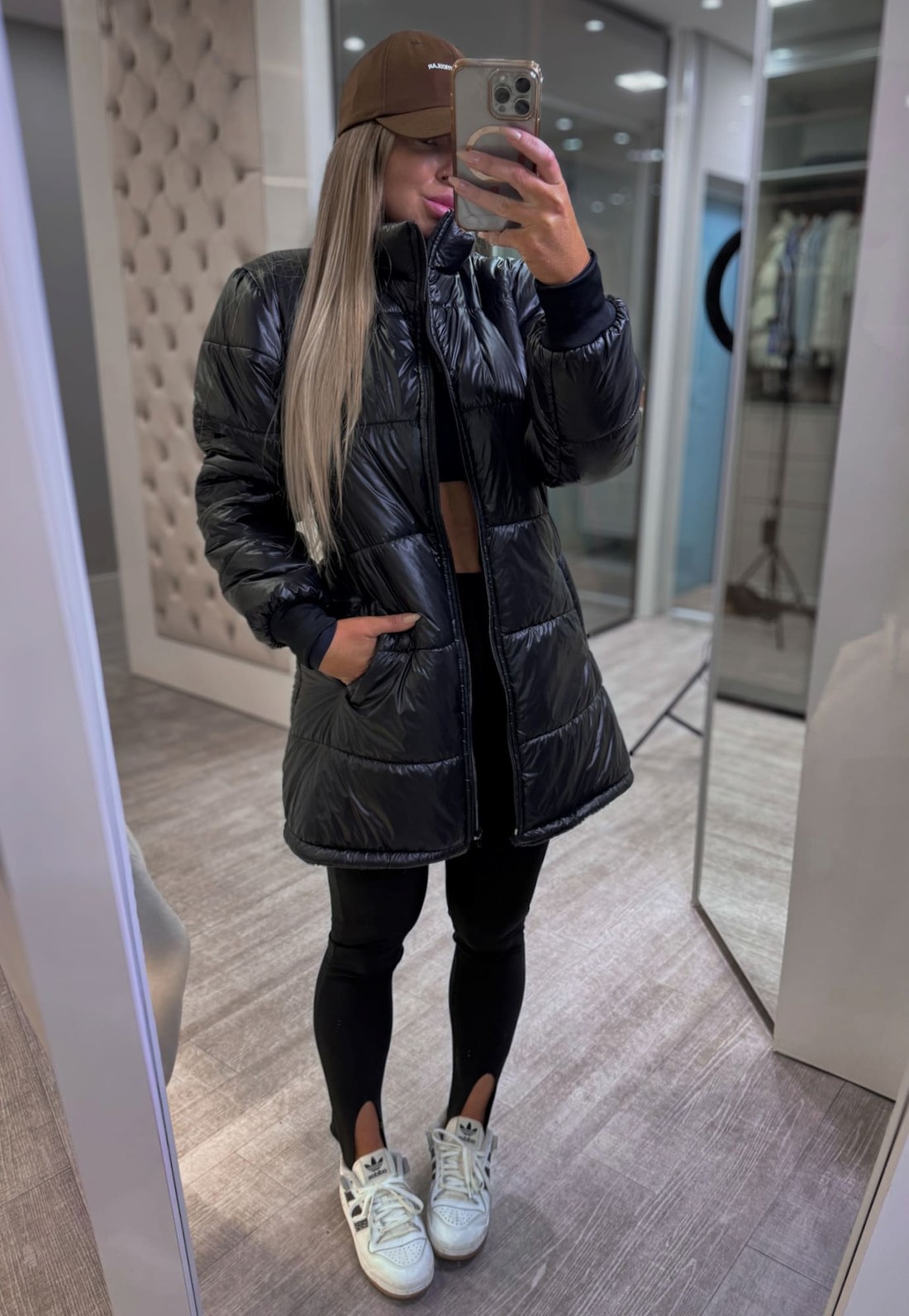 Boné com bordado frontal Sentir