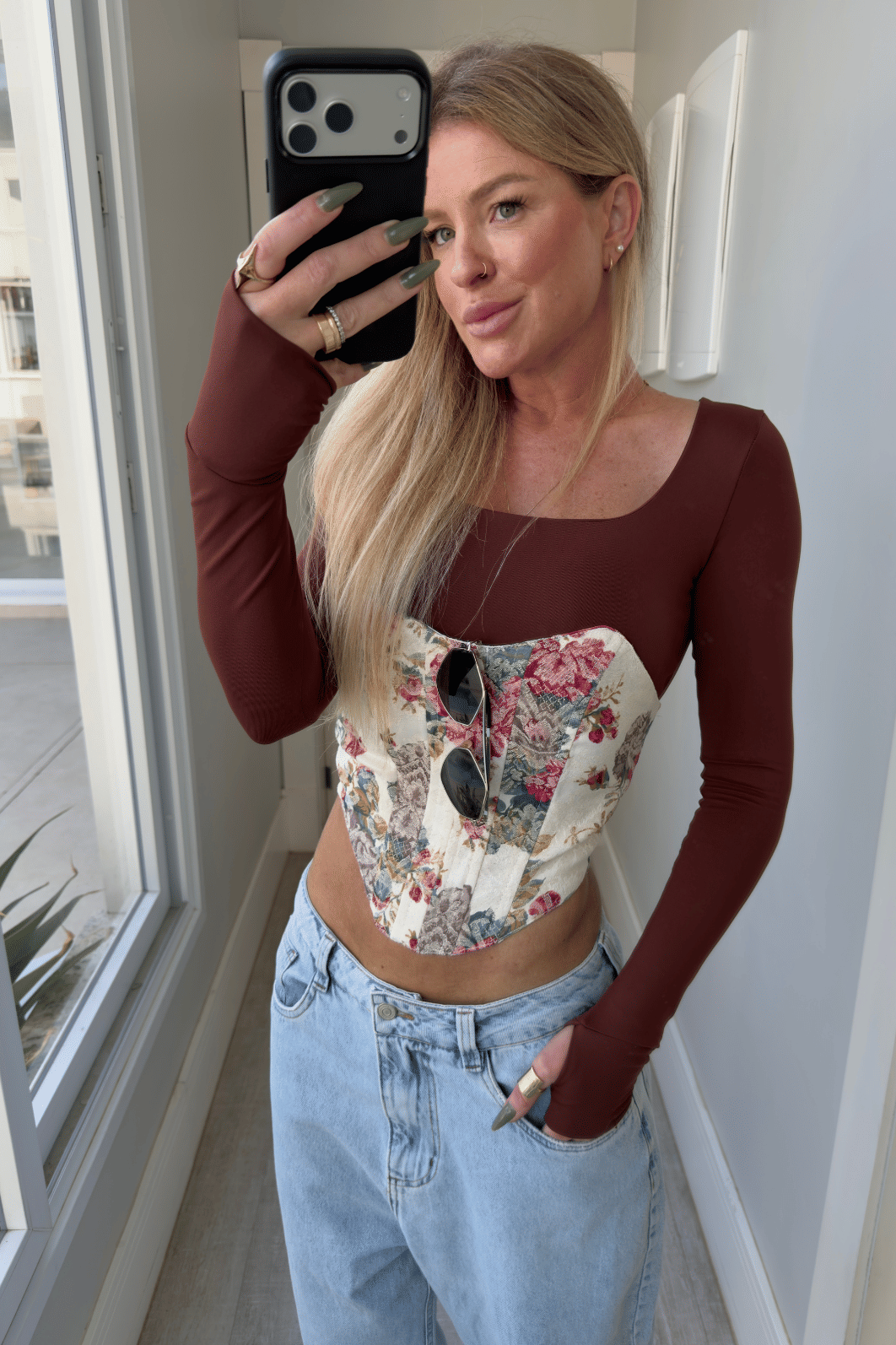 Cropped corset sem alças com estampa floral