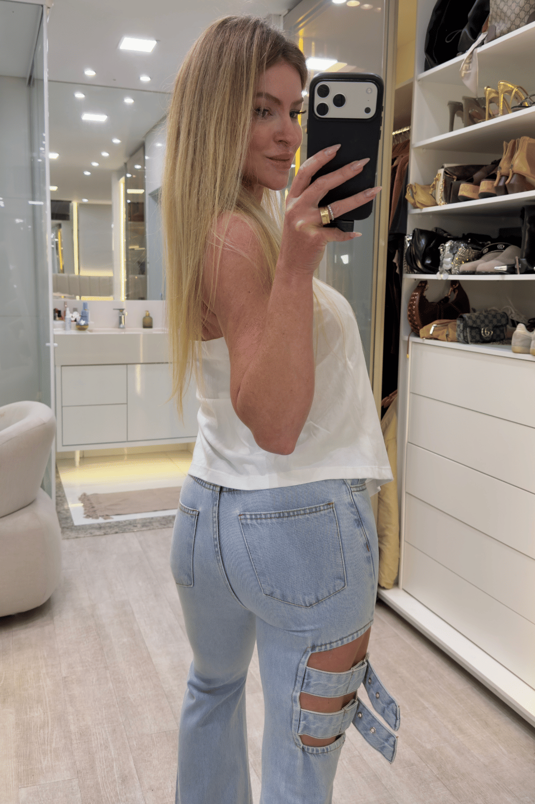 Calça jeans com fivelas na lateral Calça jeans com fivelas na lateral
