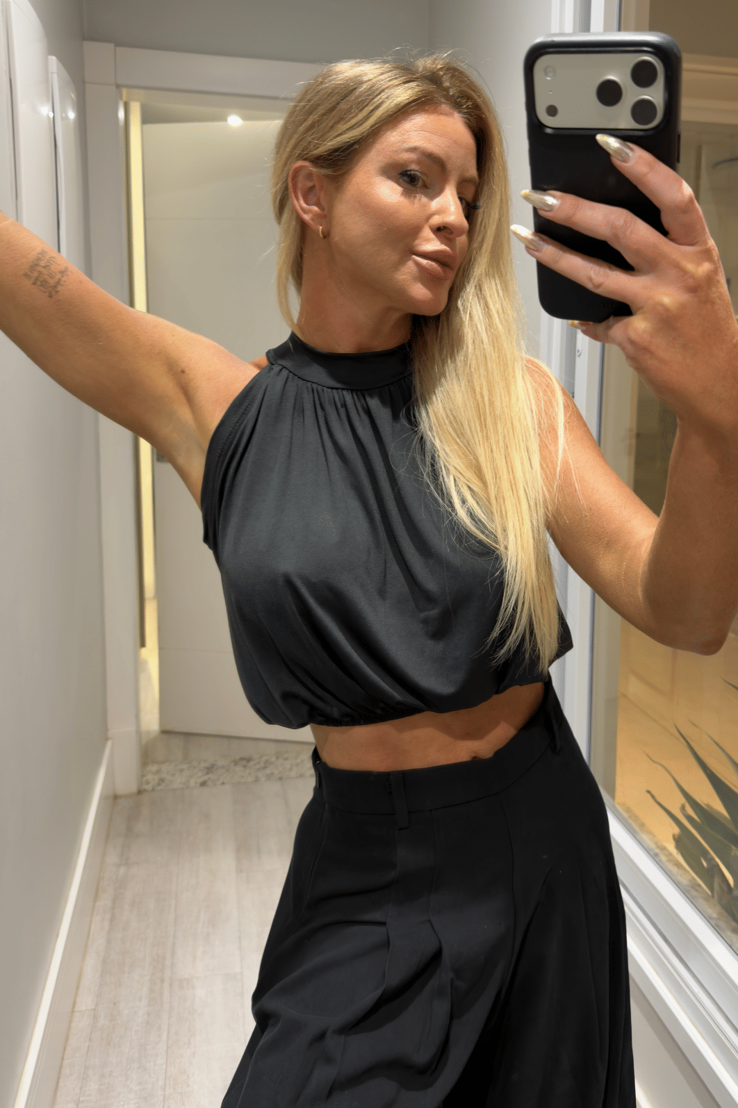 Blusa cropped de gola básica Elena Blusa cropped de gola básica Elena