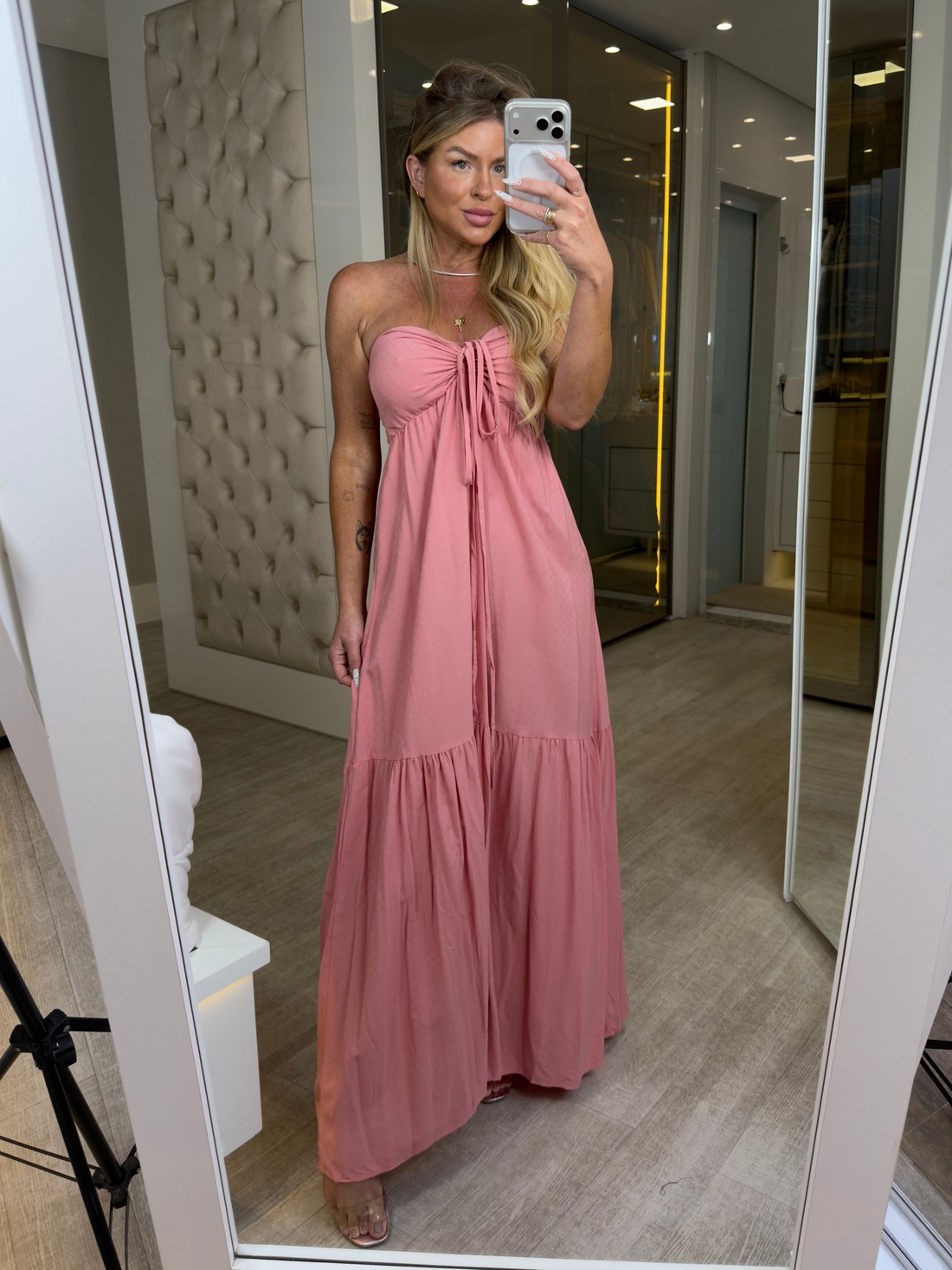 Vestido longo tomara que caia com detalhe em amarração no busto Diana Vestido longo tomara que caia com detalhe em amarração no busto Diana