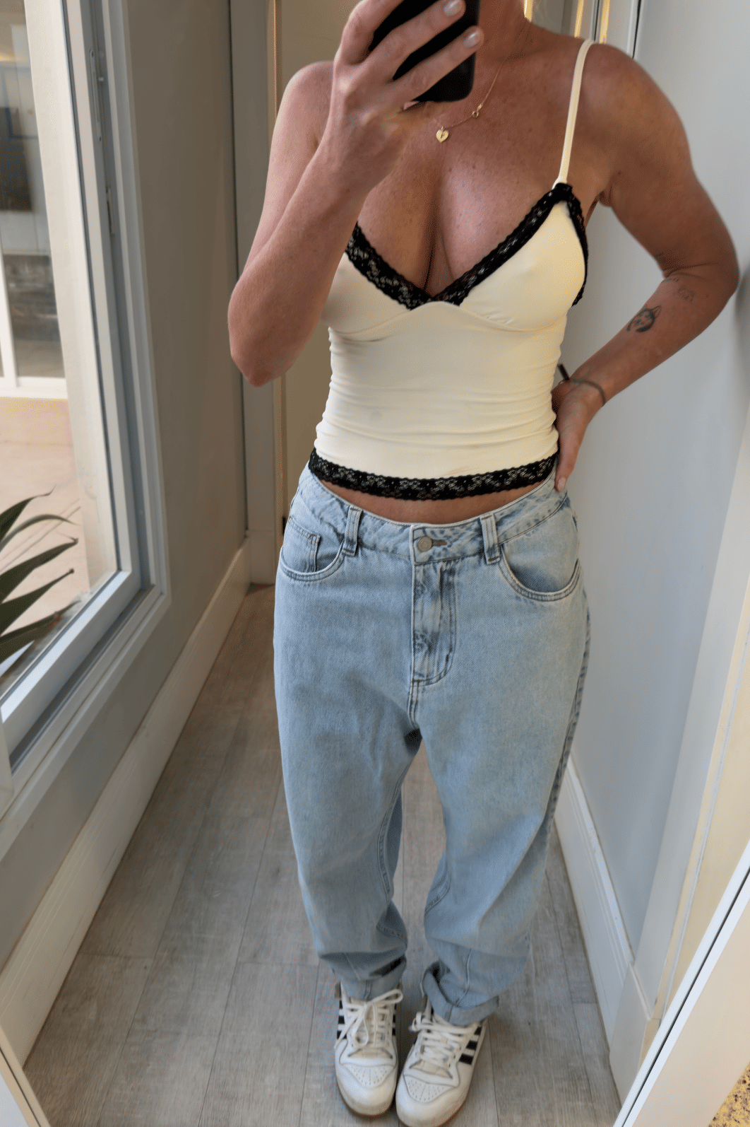 Blusa cropped em poliamida com detalhes em renda Kity Blusa cropped em poliamida com detalhes em renda Kity