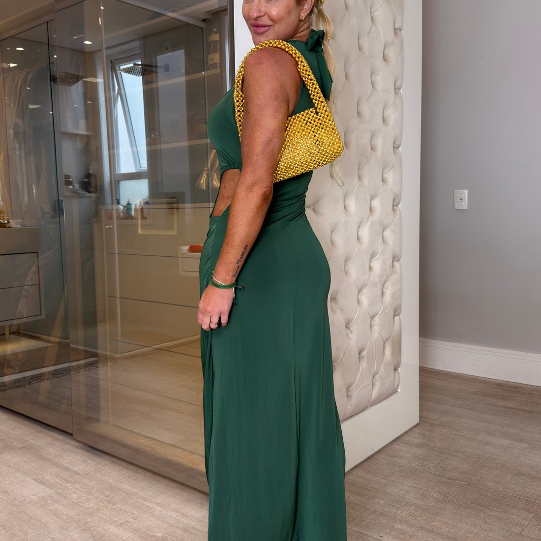 Vestido longo drapeado com recorte