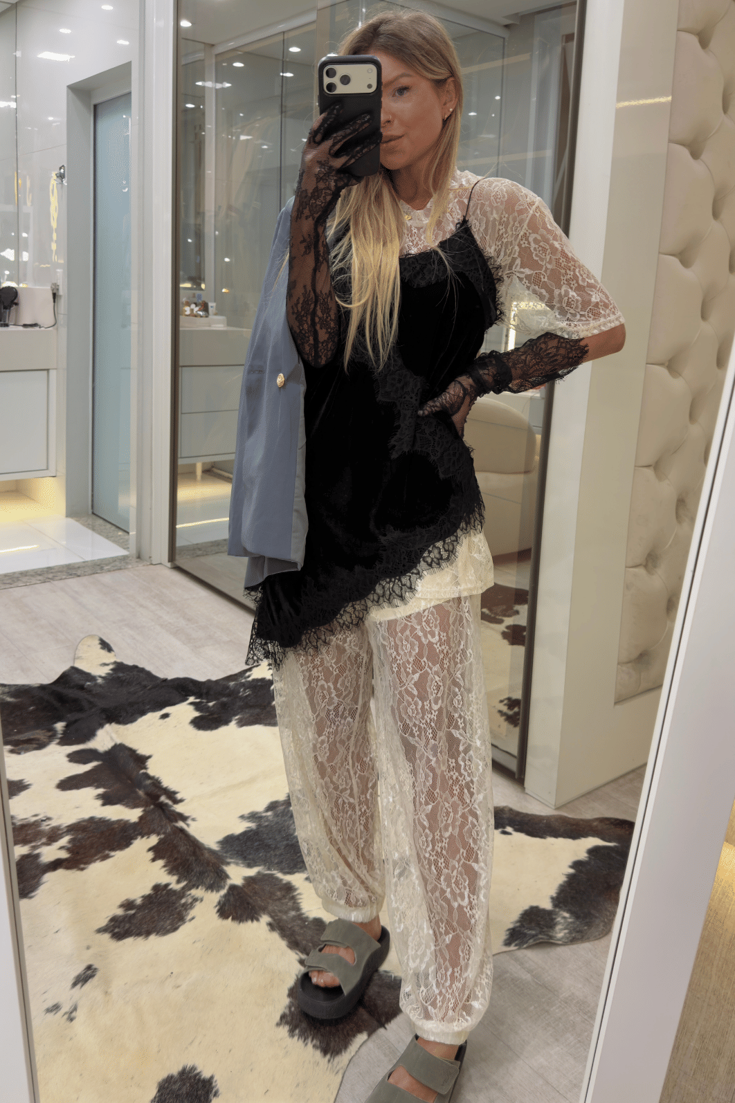 Blusa assimétrica em veludo com renda Mia Blusa assimétrica em veludo com renda Mia
