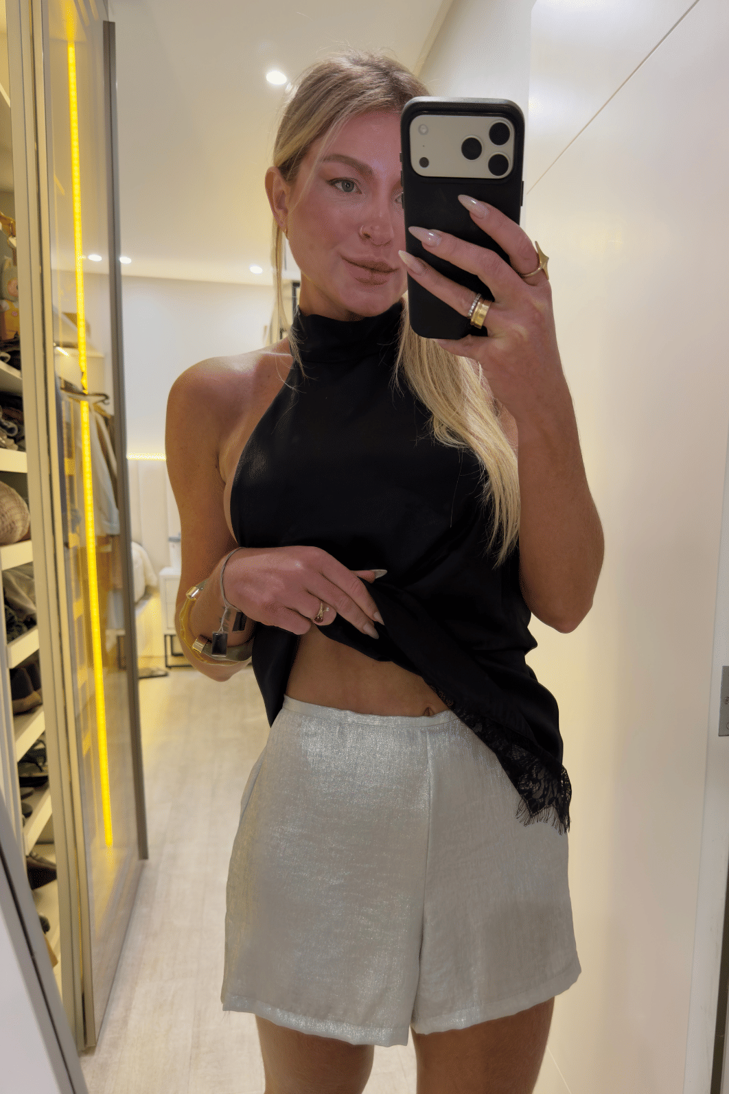 Short curto em cetim brilhoso Prata