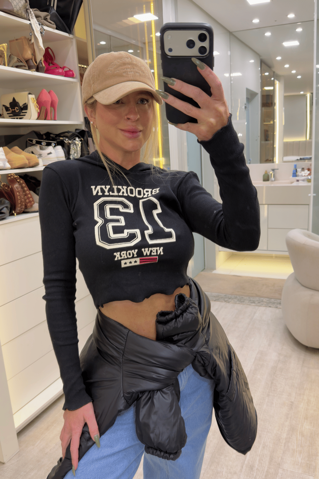 Blusa canelada manga longa com capuz estampa brooklyn Blusa canelada manga longa com capuz estampa brooklyn