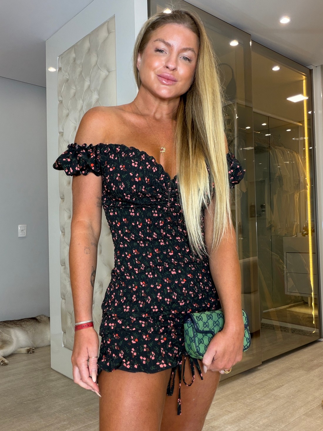 Vestido cereja preto com flores rosas