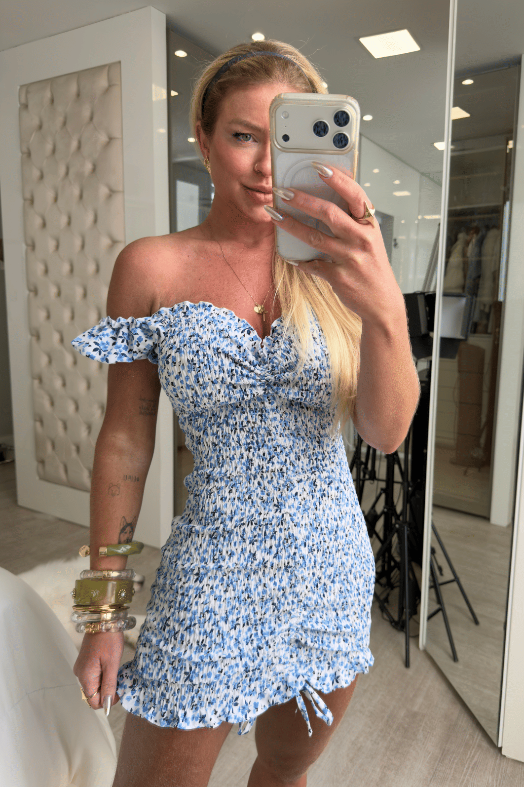 Vestido cereja branco com flores azul escuro e claro