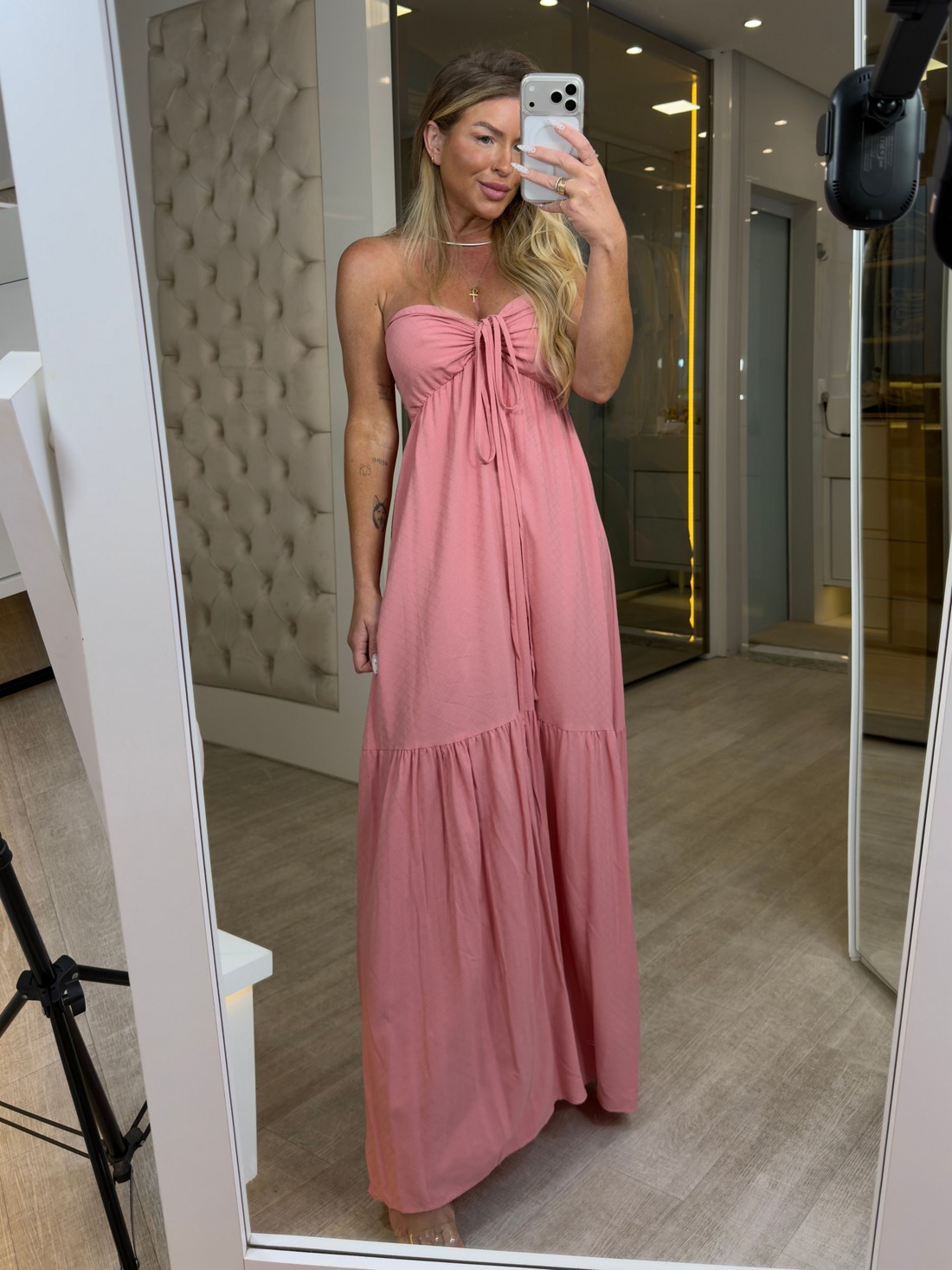 Vestido longo tomara que caia com detalhe em amarração no busto Diana Vestido longo tomara que caia com detalhe em amarração no busto Diana