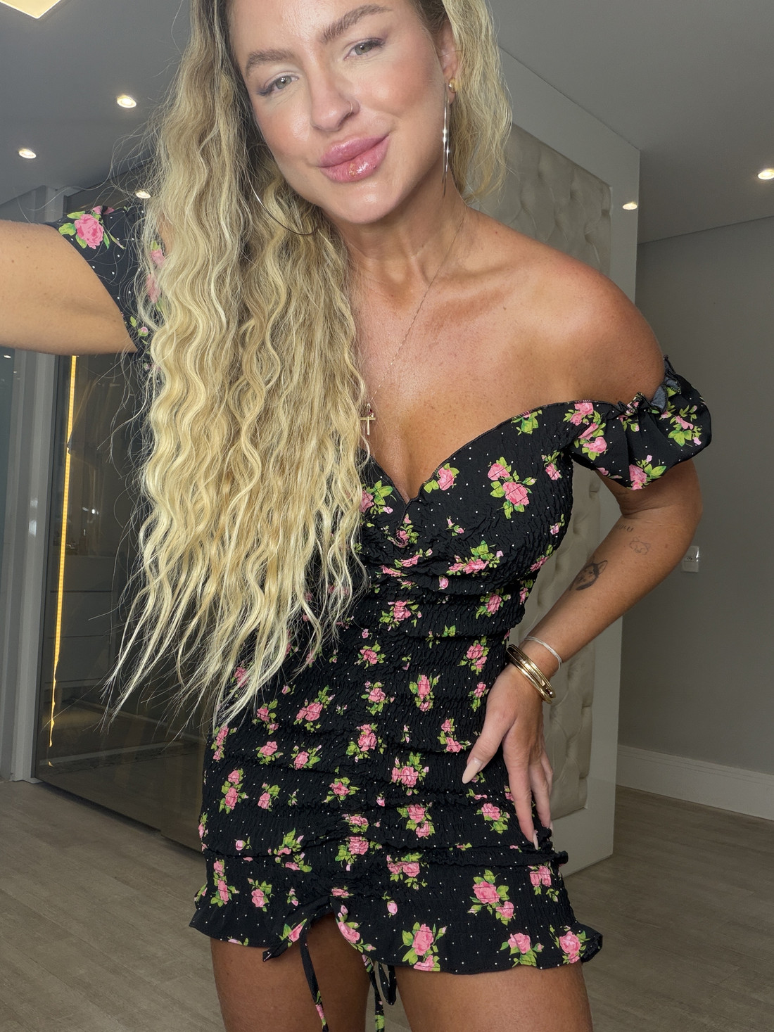 Vestido cereja preto com flores rosas