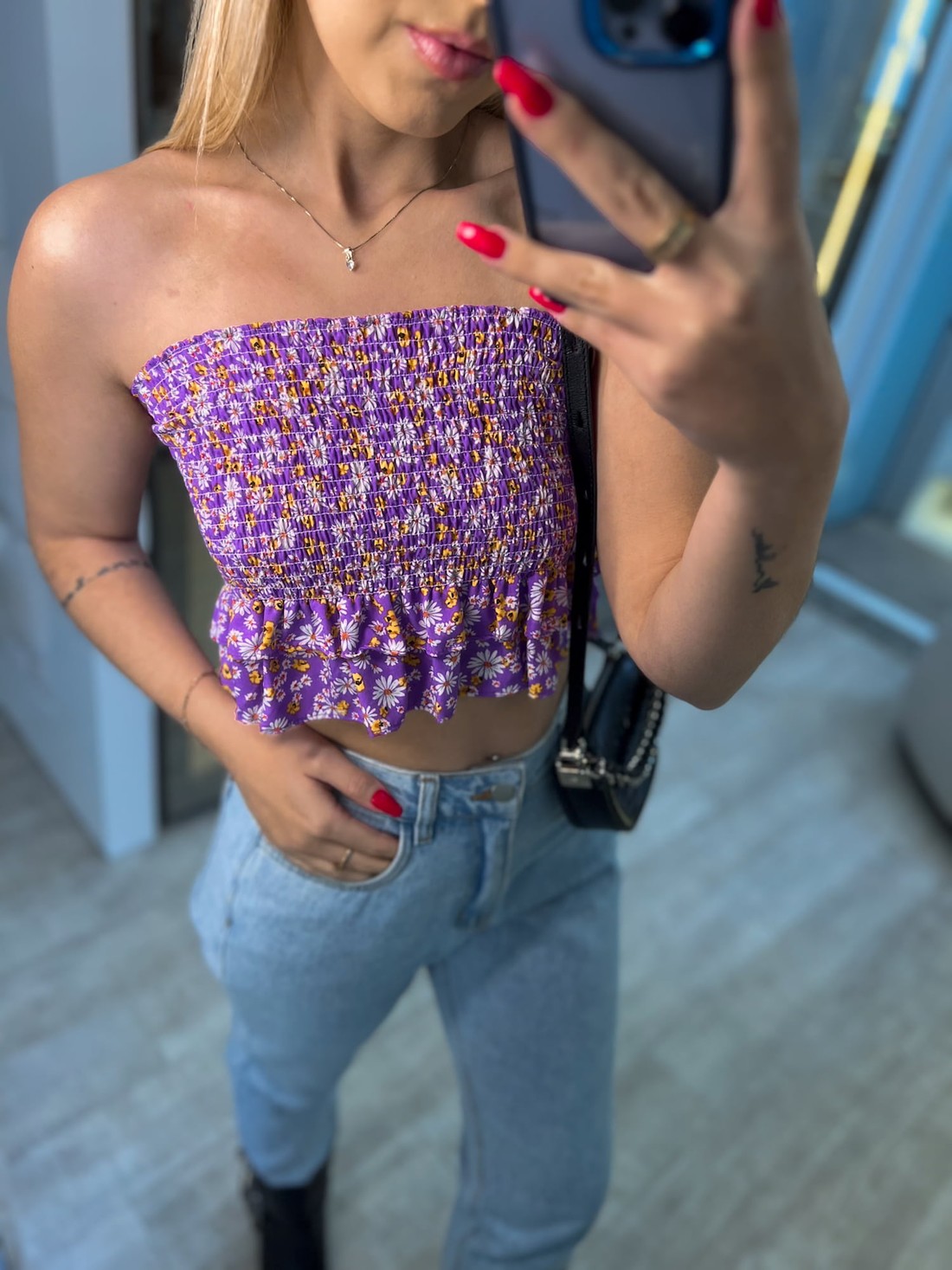 Top faixa com babados em lastex roxo com flores brancas