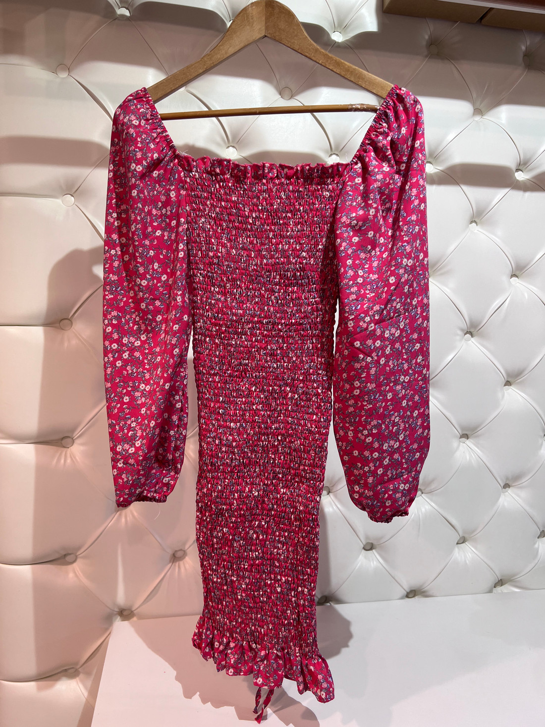 Vestido cereja manga longa pink com flores brancas