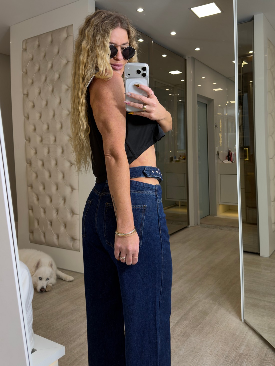 Calça jeans reta com cós solto de fivela Nicole Calça jeans reta com cós solto de fivela Nicole