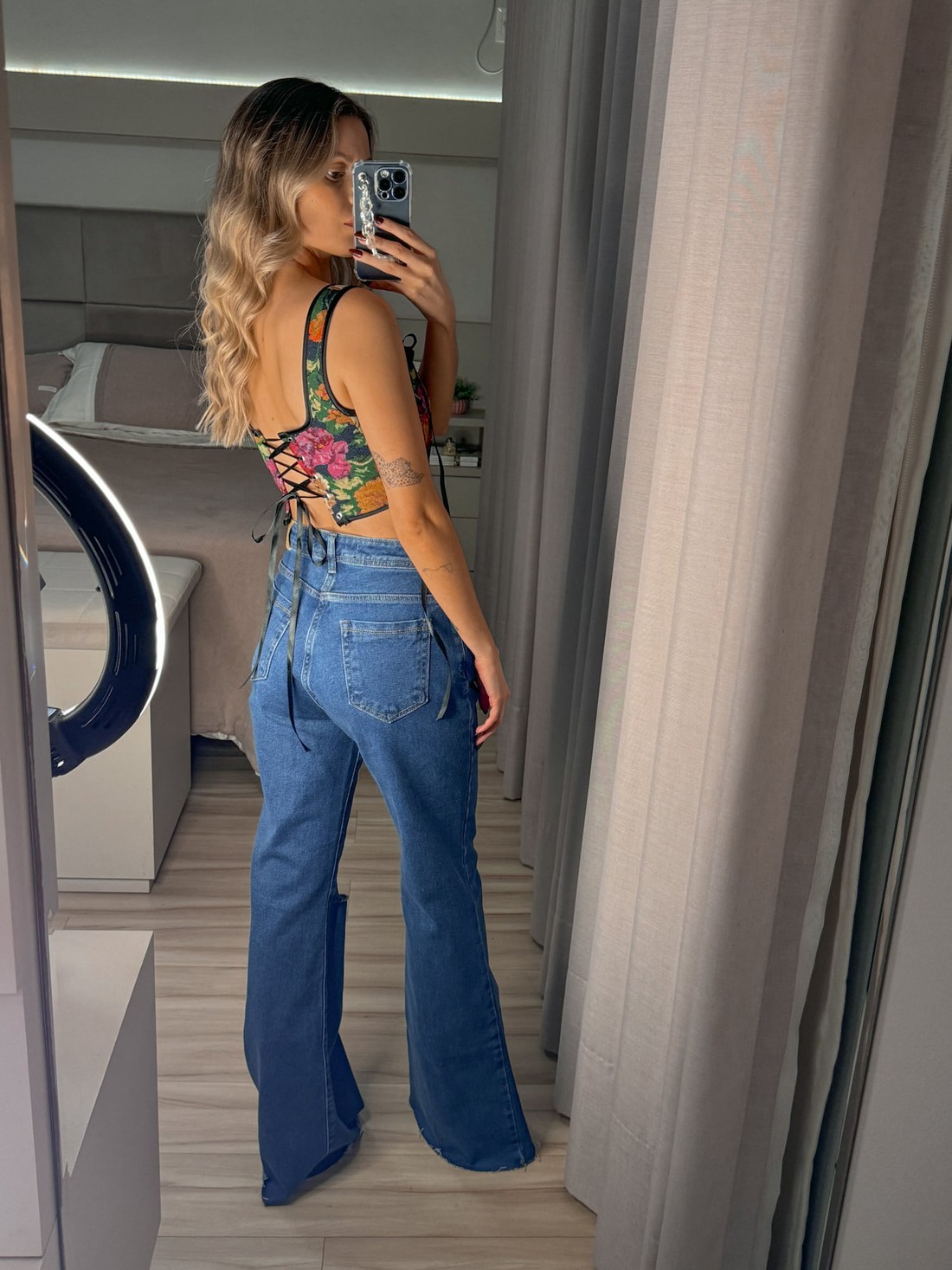 Cropped corset com alças largas e amarração estampado