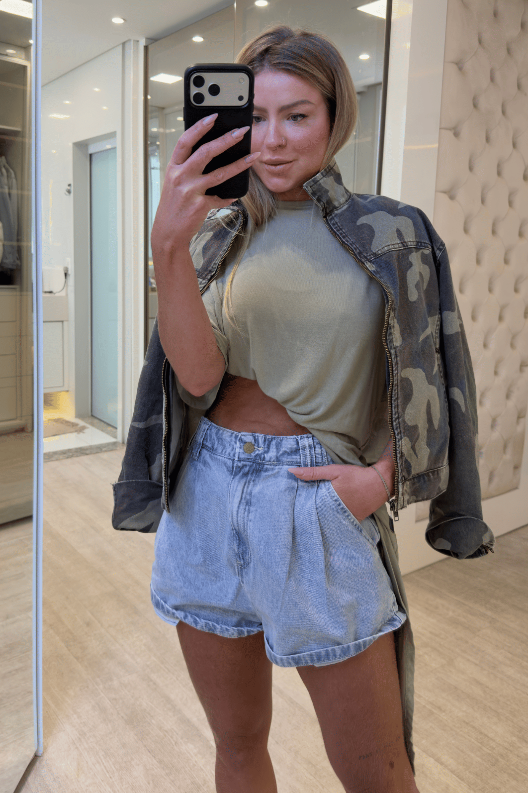 Jaqueta jeans curta camuflada Jaqueta jeans curta camuflada