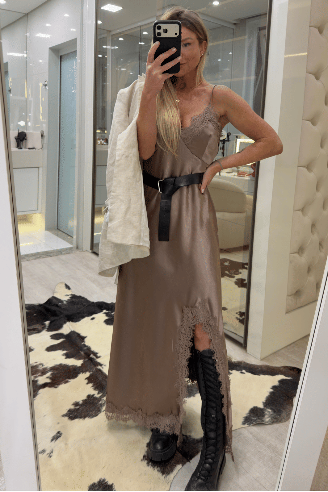 Vestido longo em Cetim com detalhes em renda Vestido longo em Cetim com detalhes em renda