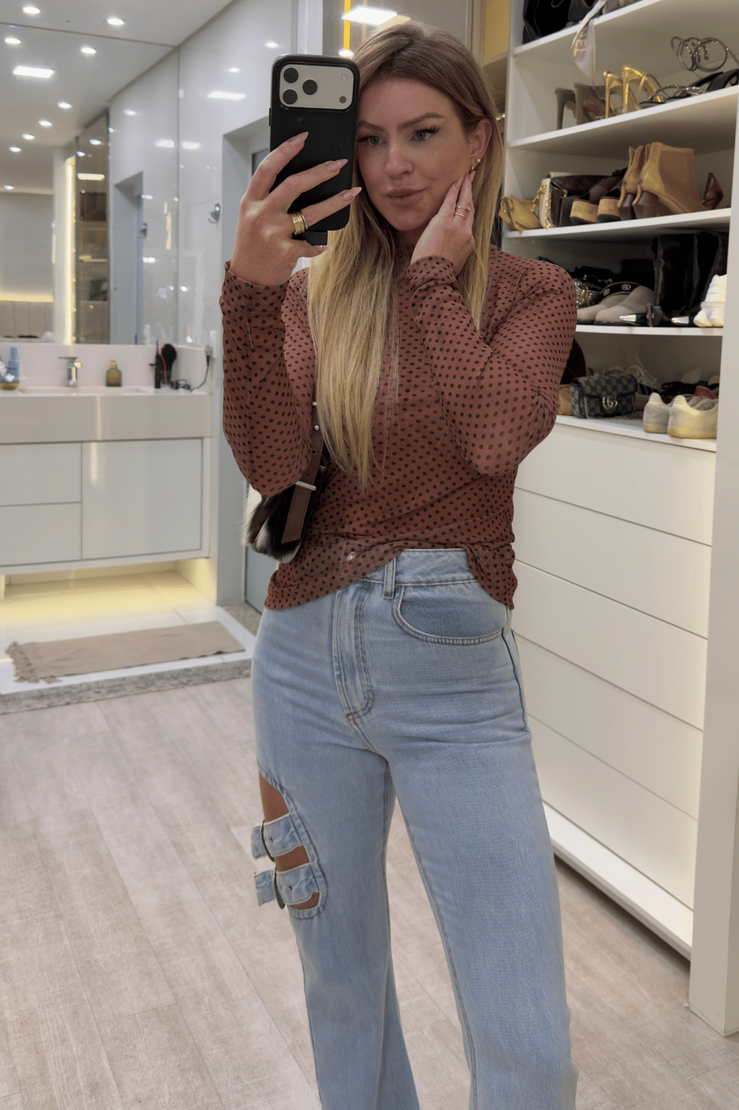 Calça jeans com fivelas na lateral Calça jeans com fivelas na lateral