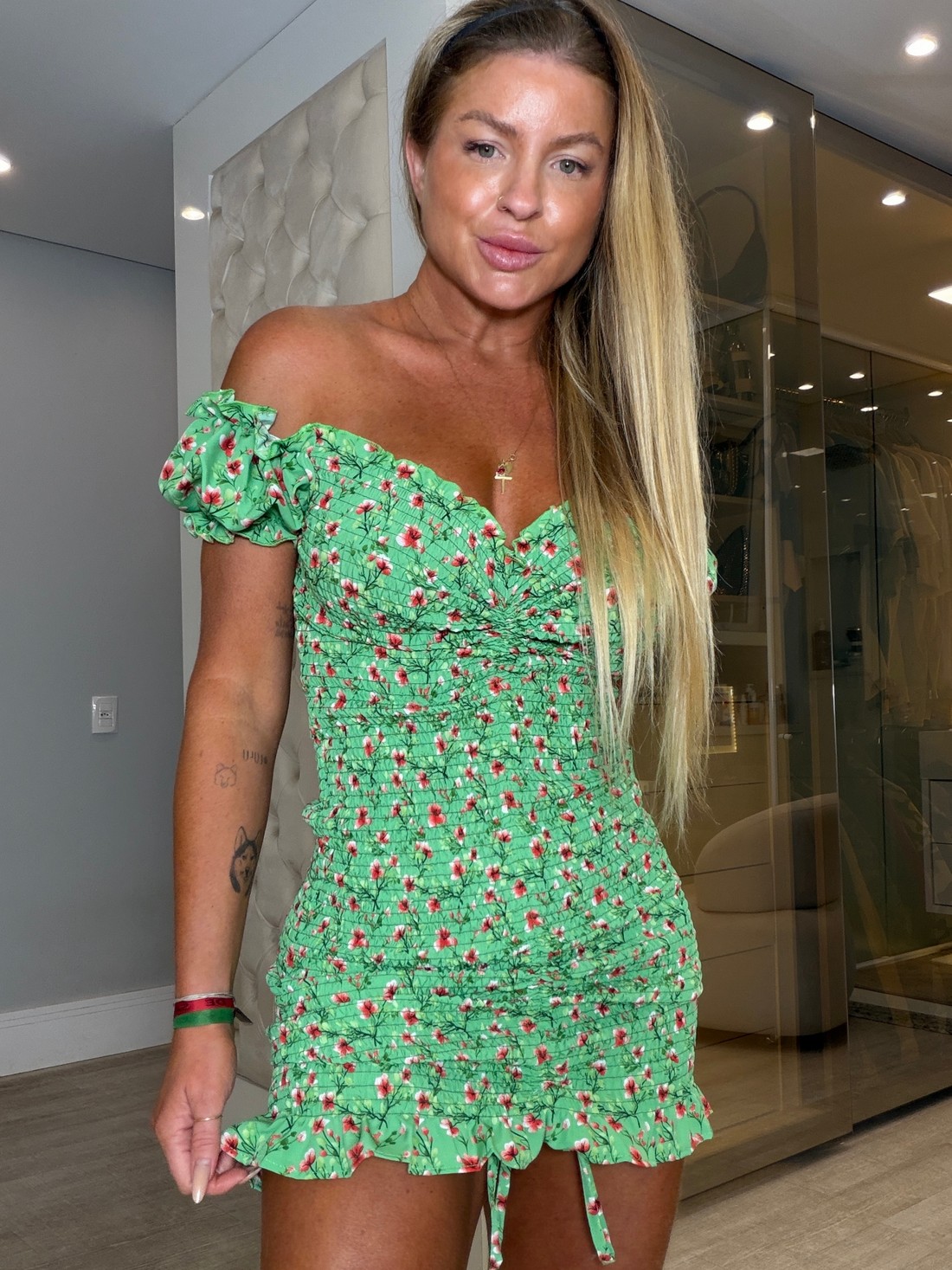 Vestido cereja verde com estampa de flores vermelha