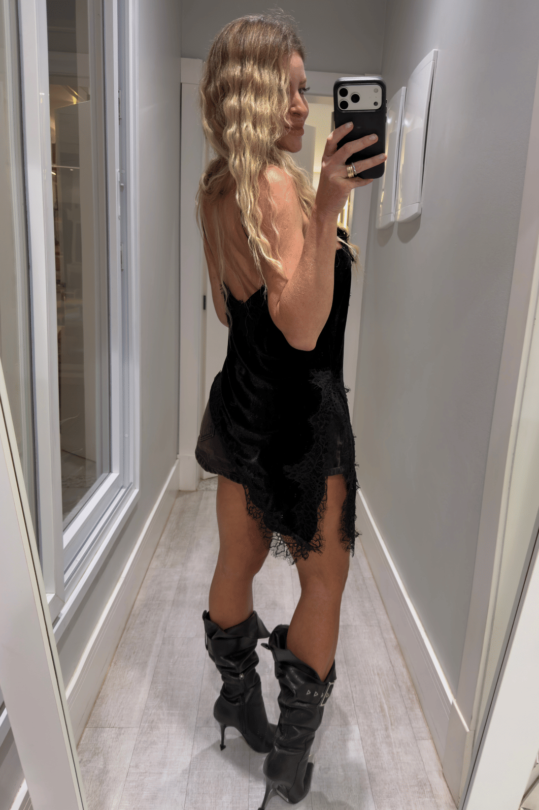Blusa assimétrica em veludo com renda Mia Blusa assimétrica em veludo com renda Mia