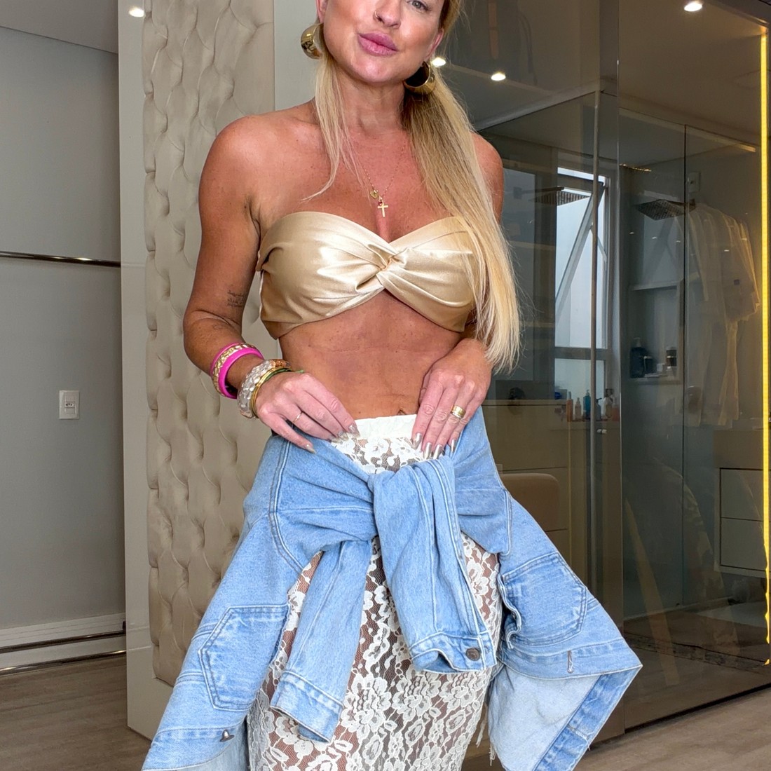 Saia midi de renda com fenda Saia midi de renda com fenda