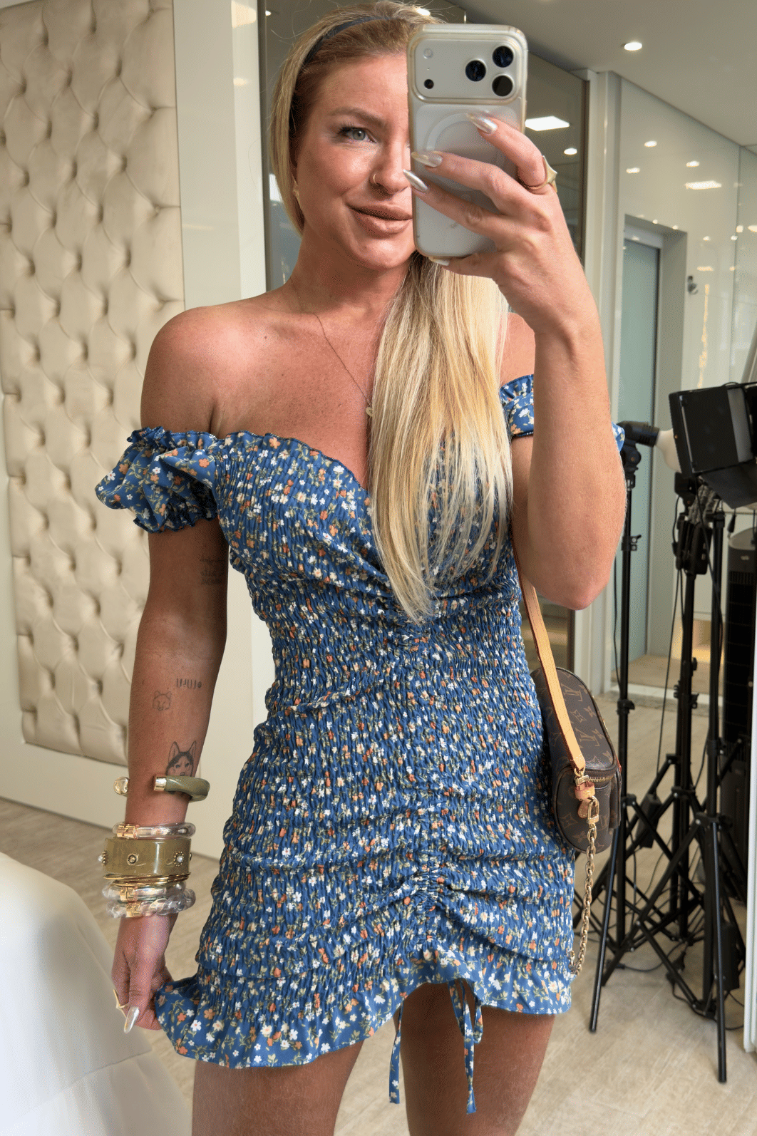 Vestido cereja azul com estampa de flores laranjas e brancas