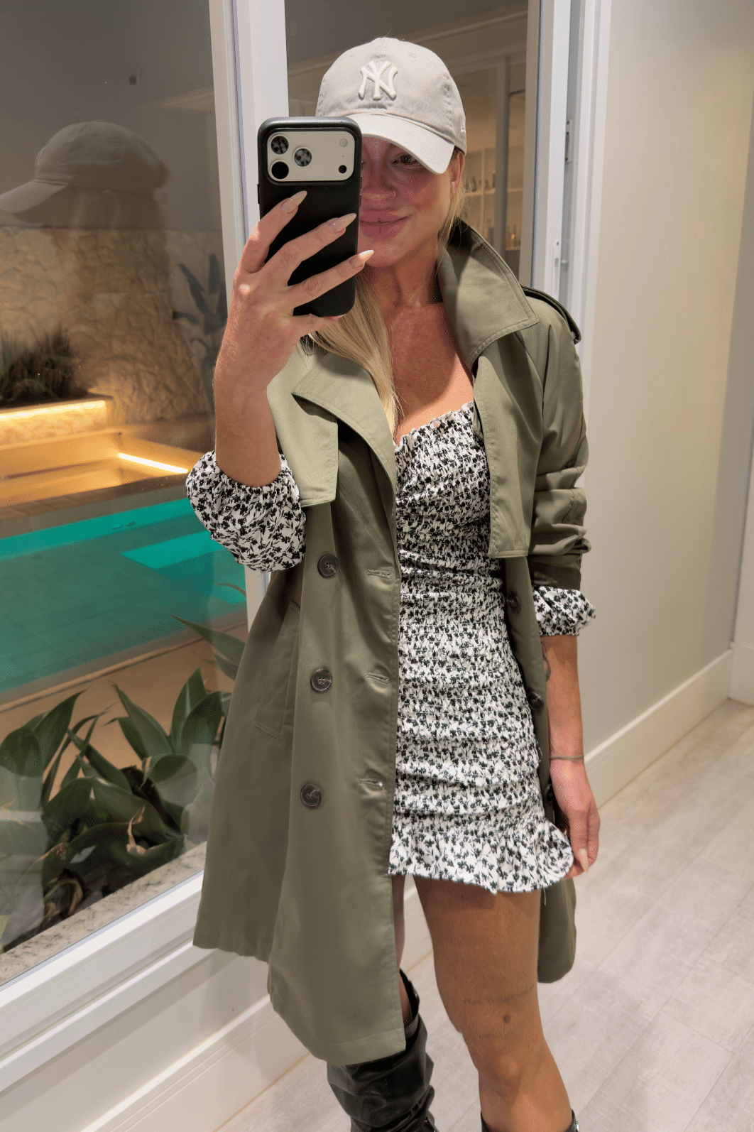 Vestido cereja manga longa branco com flores preta Vestido cereja manga longa branco com flores preta