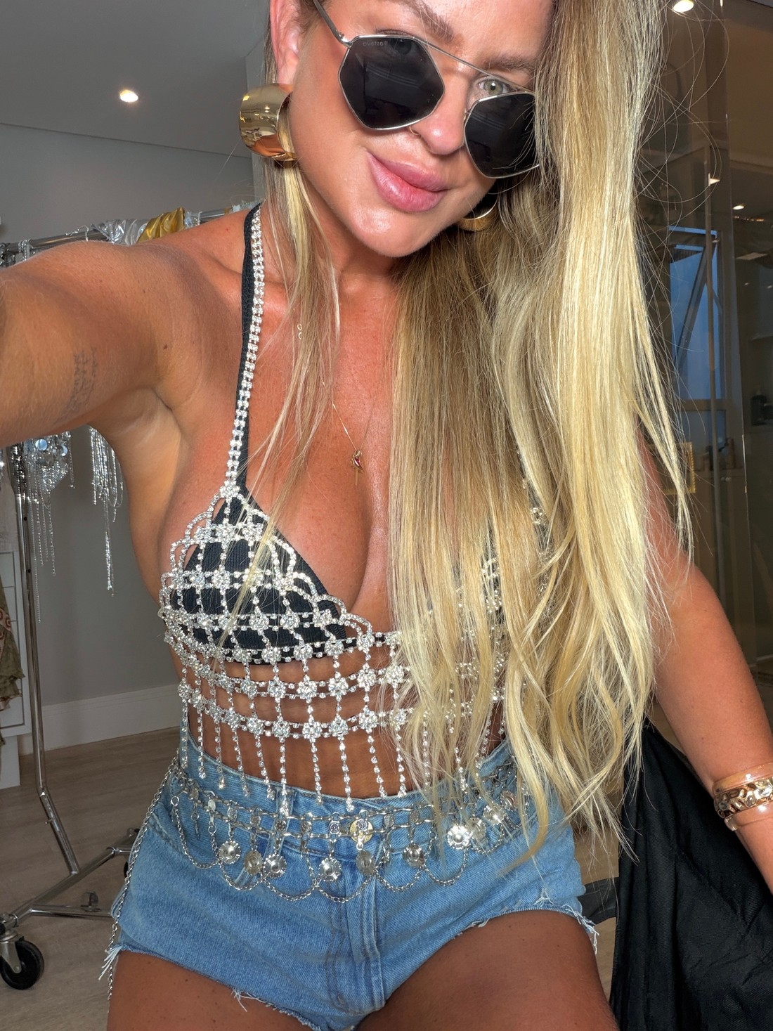 Top frente única com aplicações em strass Top frente única com aplicações em strass