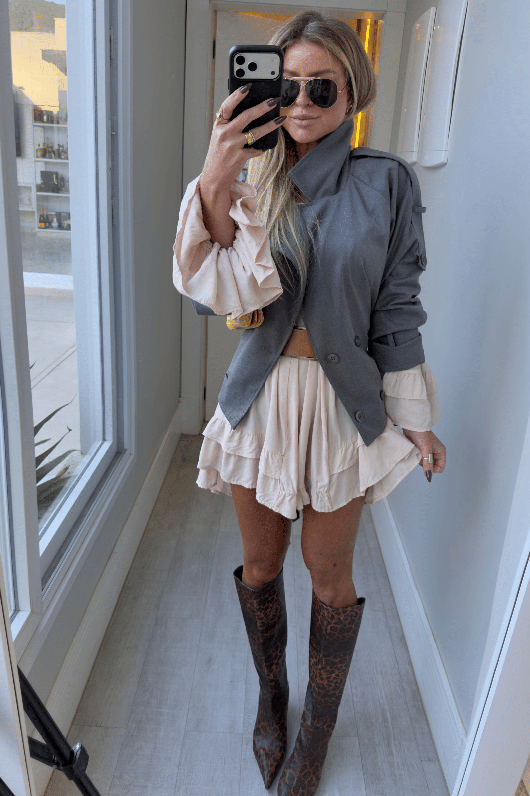 Casaco trench coat curto com cinto Casaco trench coat curto com cinto